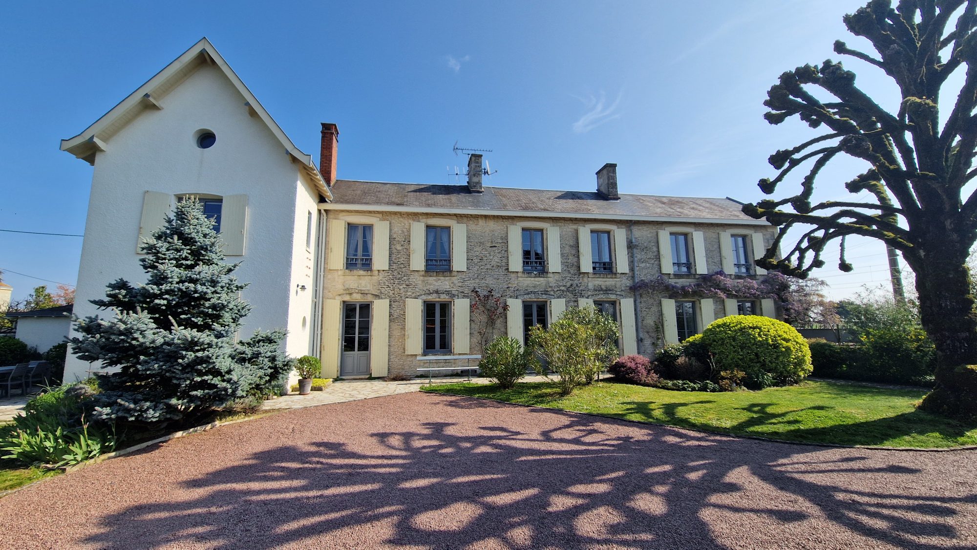 Maison - 9 pièces - 196 m² - La Crèche (79260)