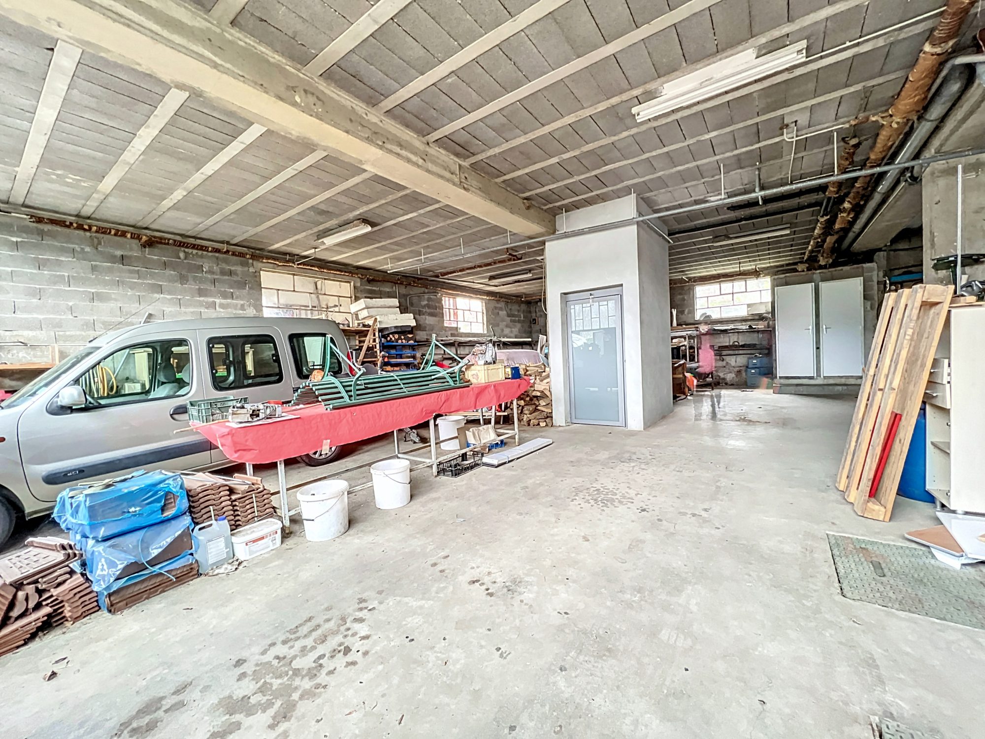 PROPRIETE DE 2 MAISONS - GRAND GARAGE 137 M² - TERRAIN 1,8 HECTARES - DEPENDANCES Sain-Bel 69210
