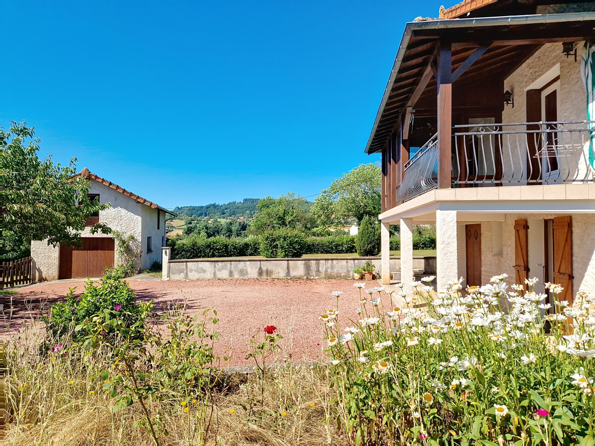 Maison 101 m² – 3 chambres – 1 grand garage & atelier de 50 m² au sol.