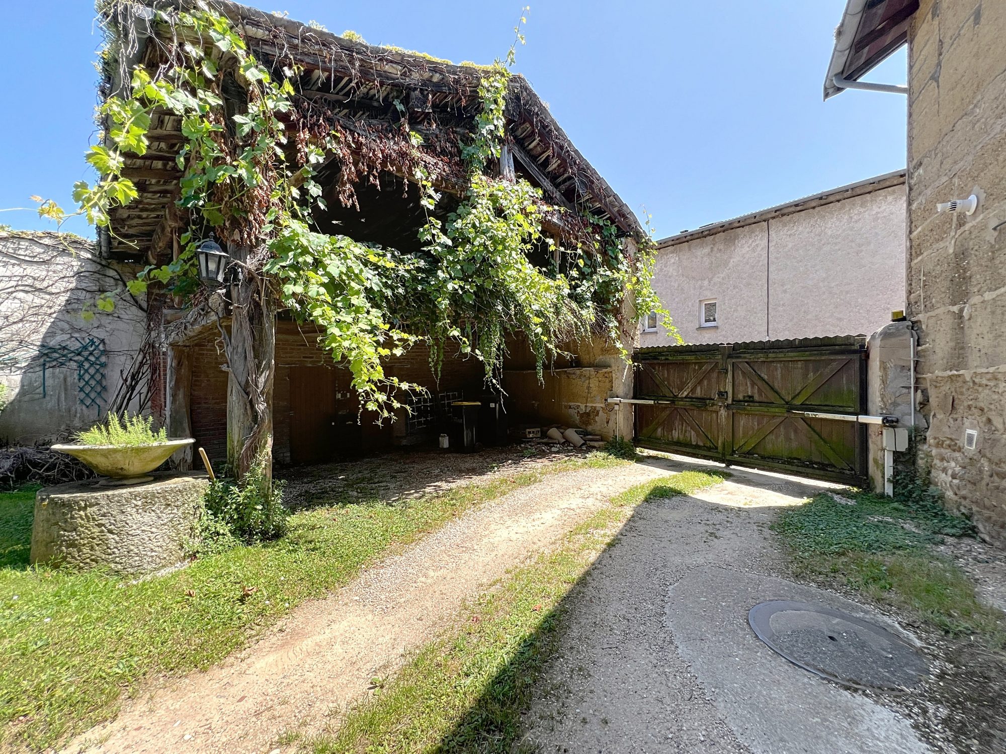 EN PLEIN CENTRE DE CIVRIEUX - MAISON DE 200m2- TERRAIN -GRANGE