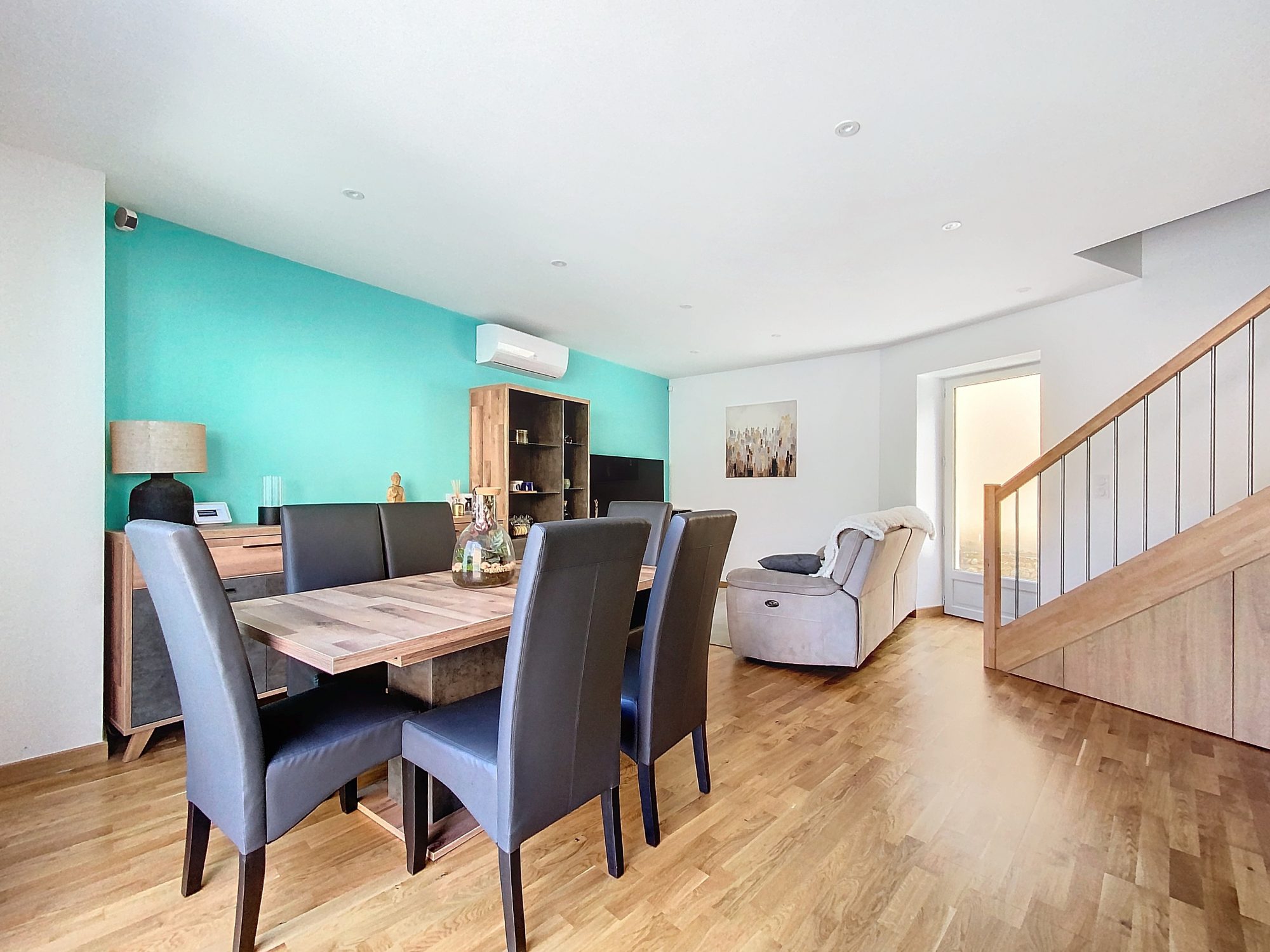 SUR LES HAUTEURS DE GENAY - AU CALME - APPARTEMENT T3 DUPLEX ENTIEREMENT RENOVE AVEC 2 PLACES DE PARKING ET 2 TERRASSES -DANS RESIDENCE FERMEE Genay 69730