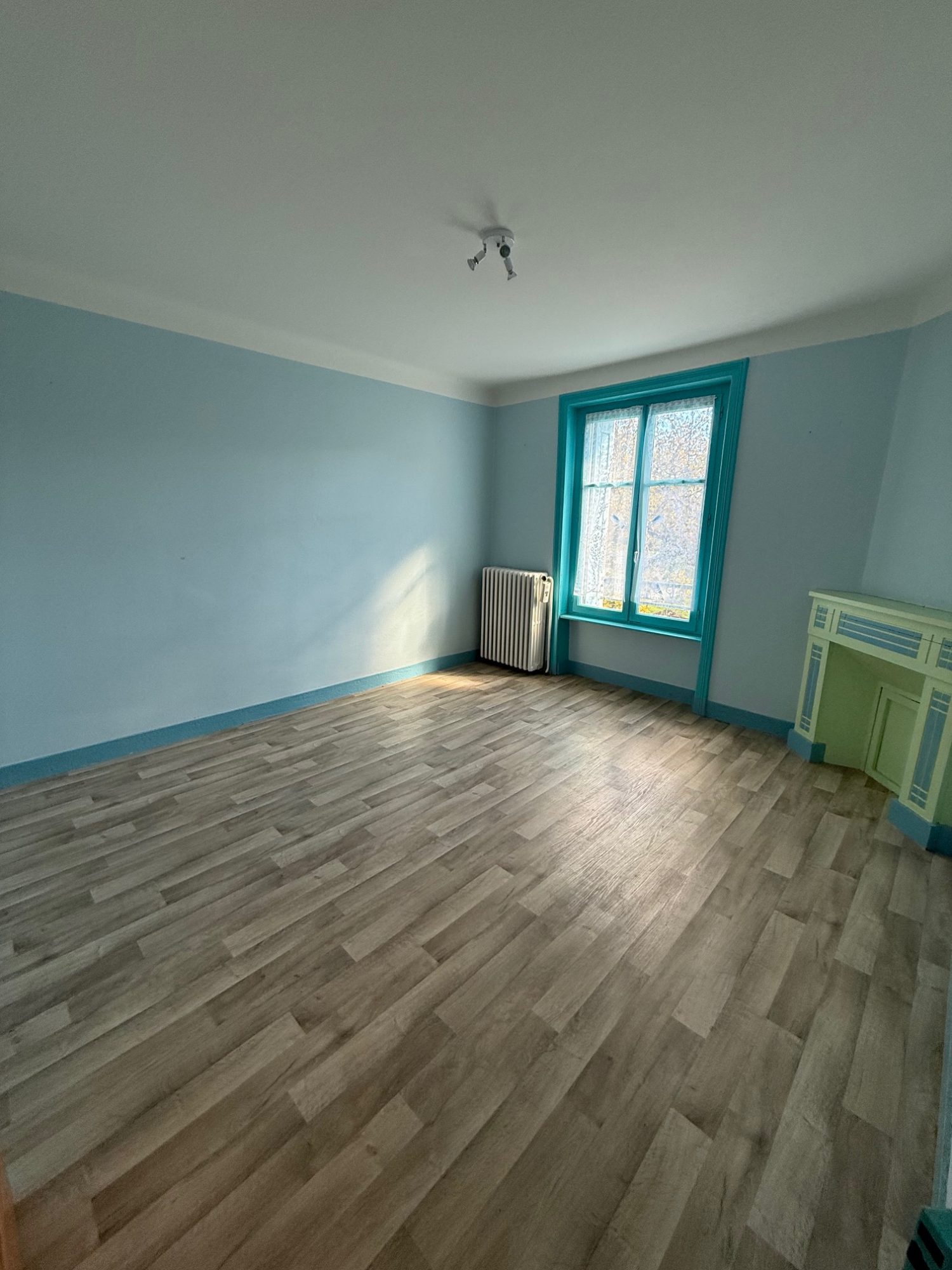 EXCLUSIVITE GTI ! Maison de ville avec terrain et dépendances. Yssingeaux 43200