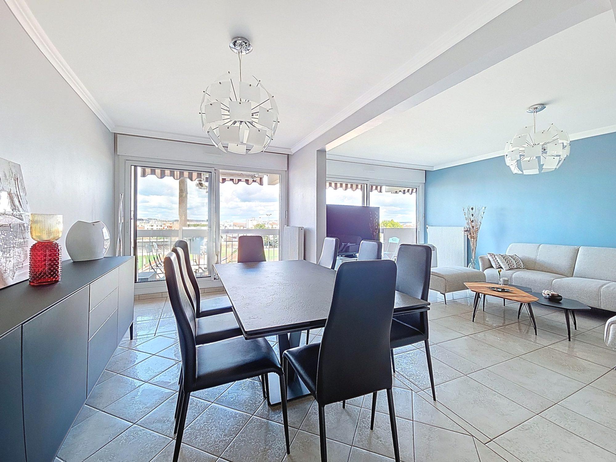 96 M2 AU DERNIER ETAGE EN EXCELLENT ETAT Lyon 69008