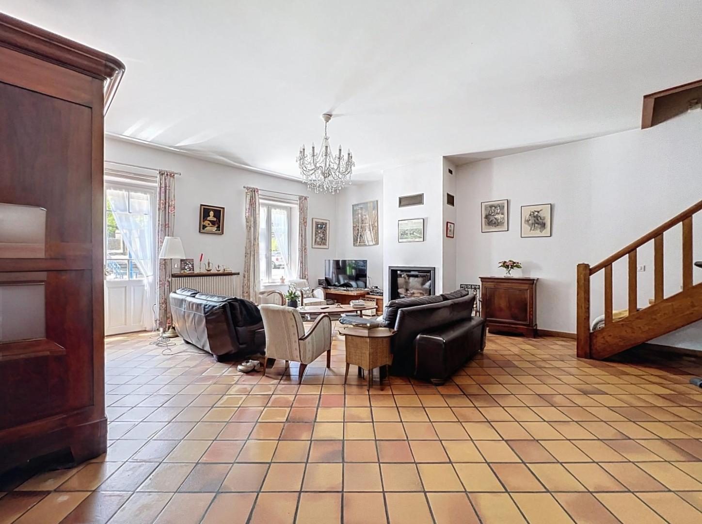 EN PLEIN CENTRE DE CIVRIEUX - MAISON DE 200m2- TERRAIN -GRANGE Civrieux 01390