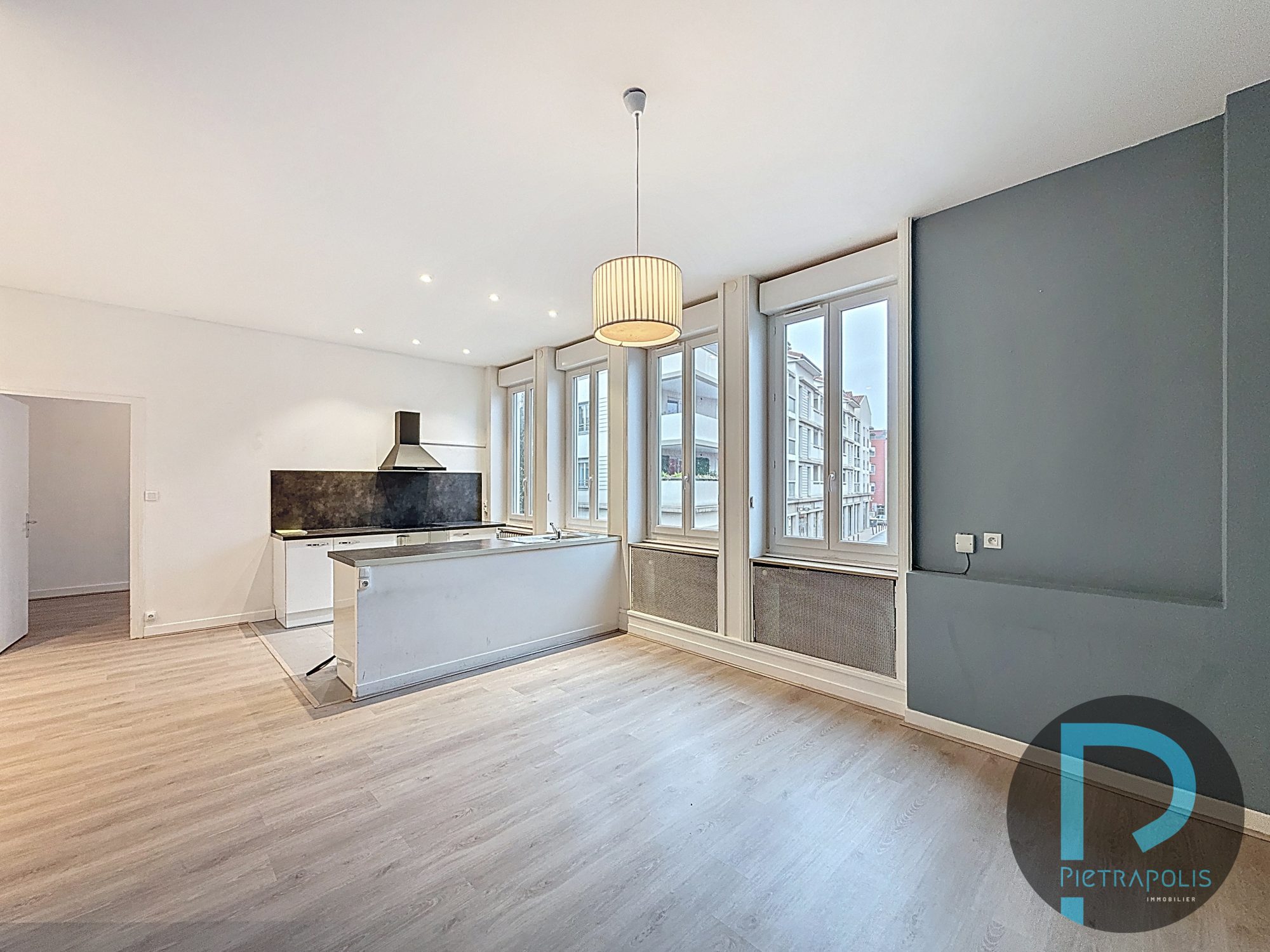 Appartement de 92m² - 3 chambres - Plein centre ville proche gare Villefranche S/S - 1 er étage sans ascenseur Villefranche-sur-Saône 69400