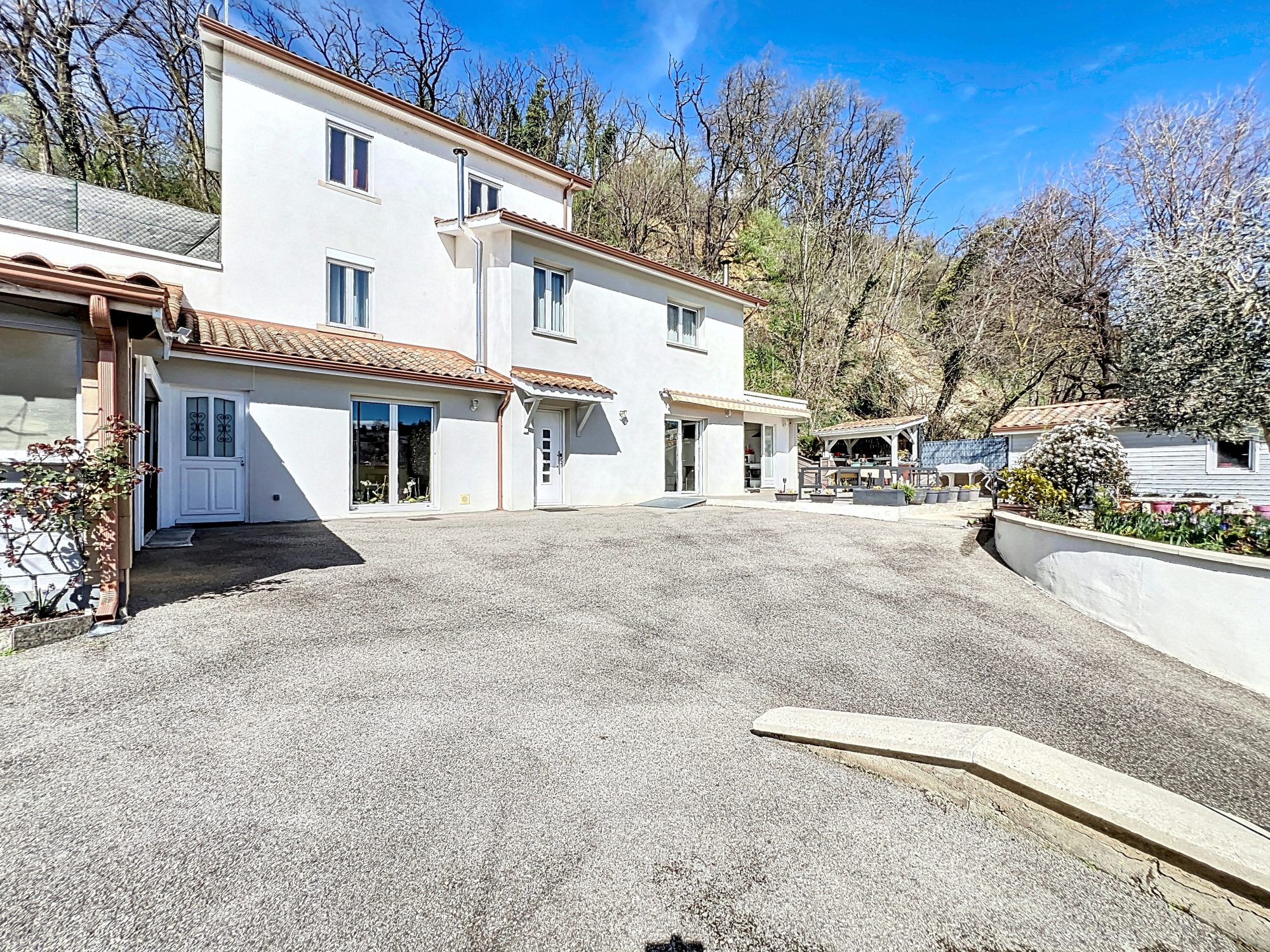 A NEUVILLE SUR SAONE, JOLIE MAISON DE 160m2 AVEC GARAGE SUR 1100m2 DE TERRAIN Neuville-sur-Saône 69250