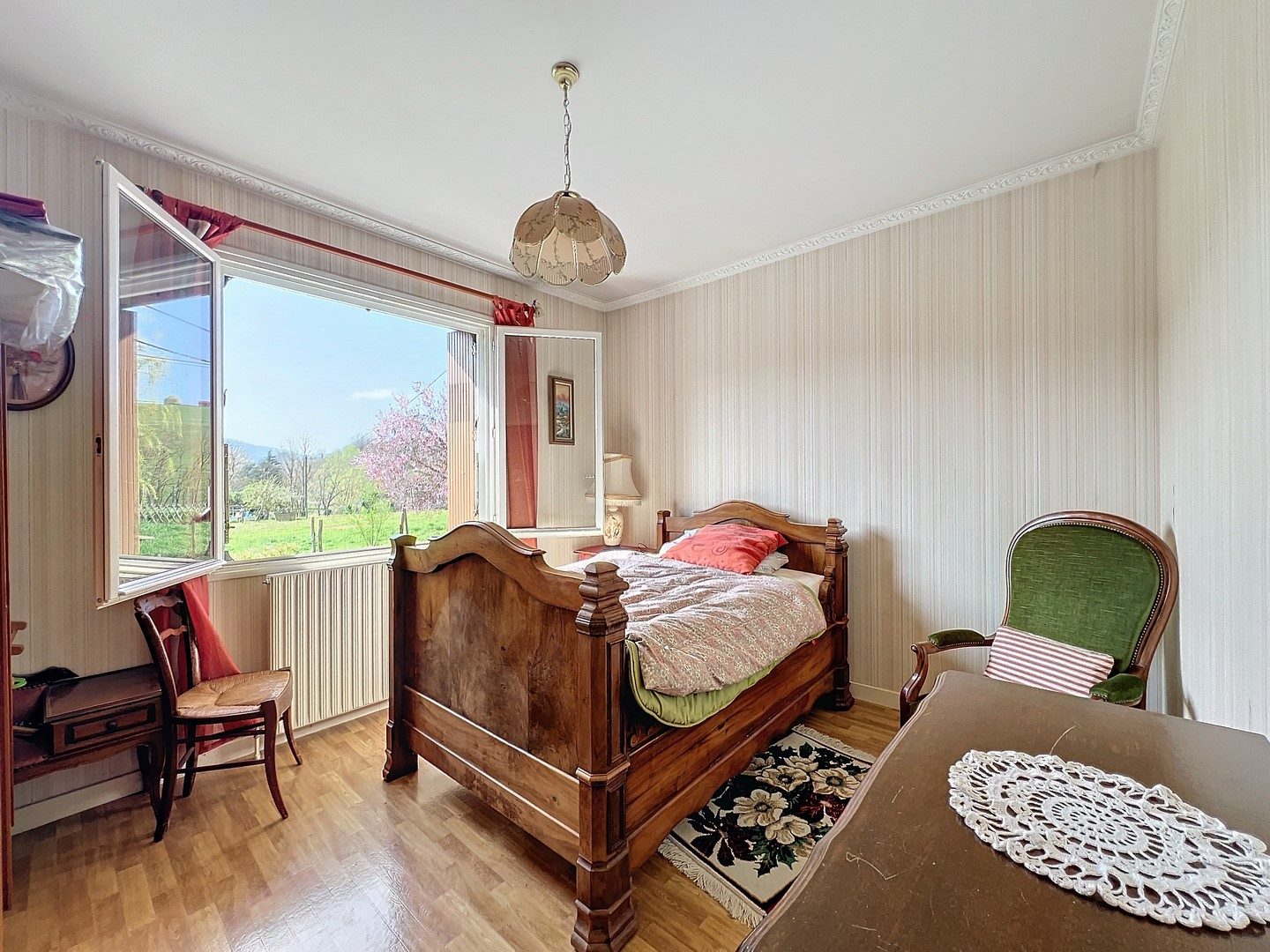 PROPRIETE DE 2 MAISONS - GRAND GARAGE 137 M² - TERRAIN 1,8 HECTARES - DEPENDANCES Sain-Bel 69210