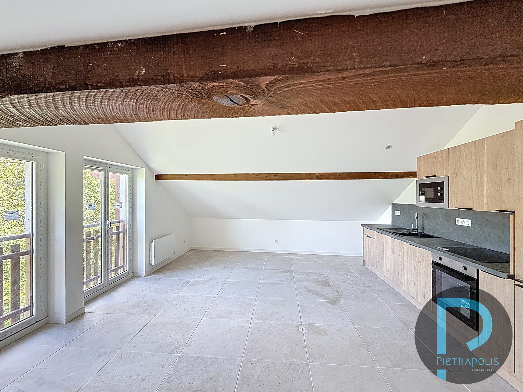 Superbe appartement rénové de 137 m² au sol à Bernex, station familiale prisée !