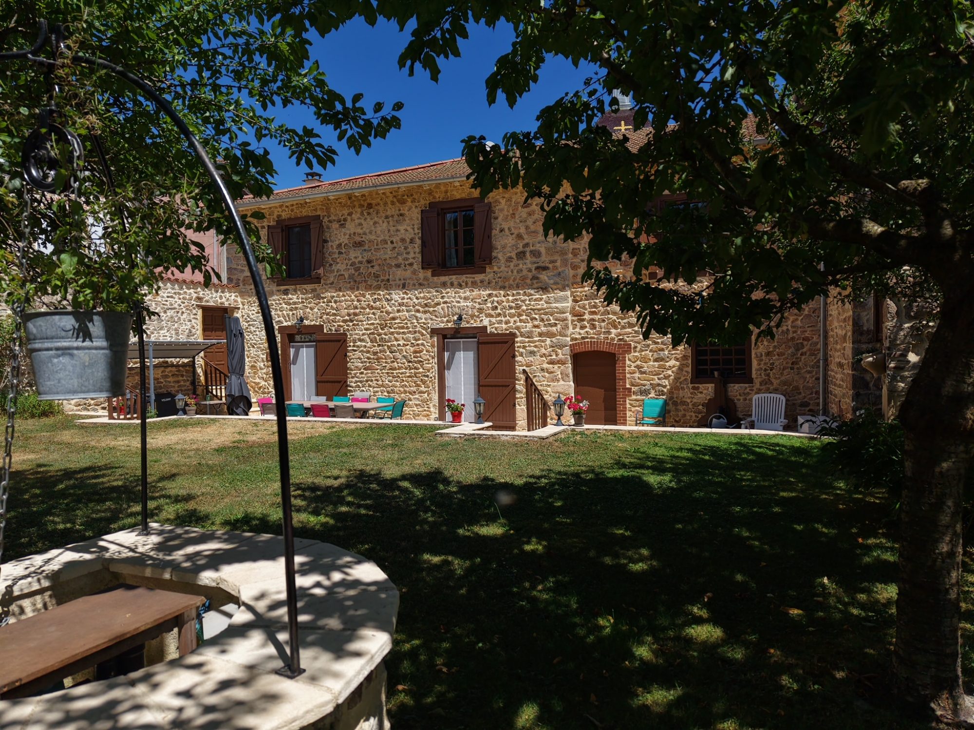 Maison en pierre de 221 m² avec dépendances et jardin au cœur du village