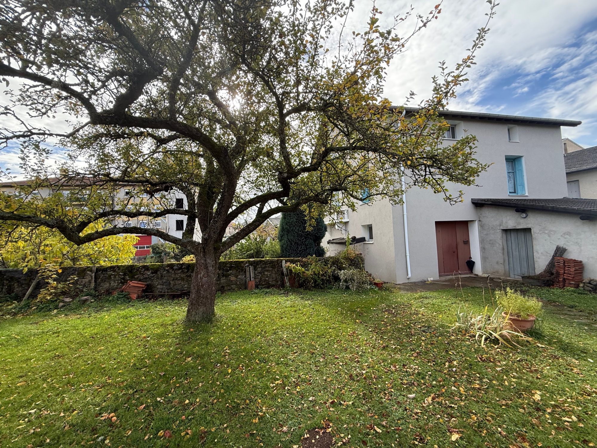 EXCLUSIVITE GTI ! Maison de ville avec terrain et dépendances. Yssingeaux 43200