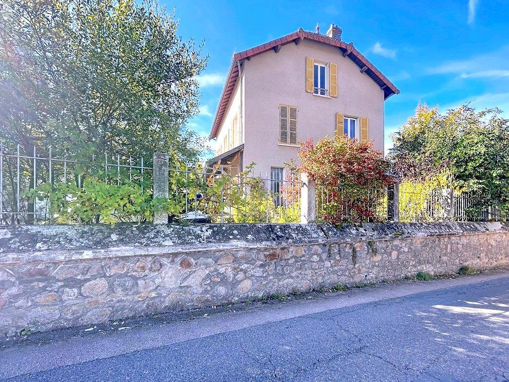 Espace, lumière et fort potentiel : cette maison réunit tout pour concrétiser vos projets, qu’ils soient familiaux, professionnels ou locatifs. Vindry-sur-Turdine 69490