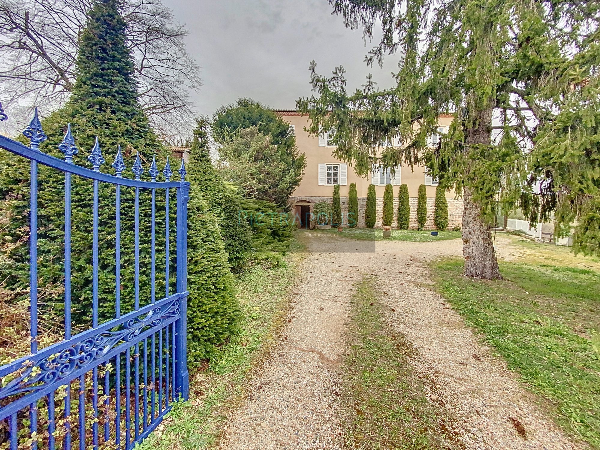 Propriété Familiale 270 m² Habitables avec cave voûtée et potentiel à développer Au Coeur du Beaujolais