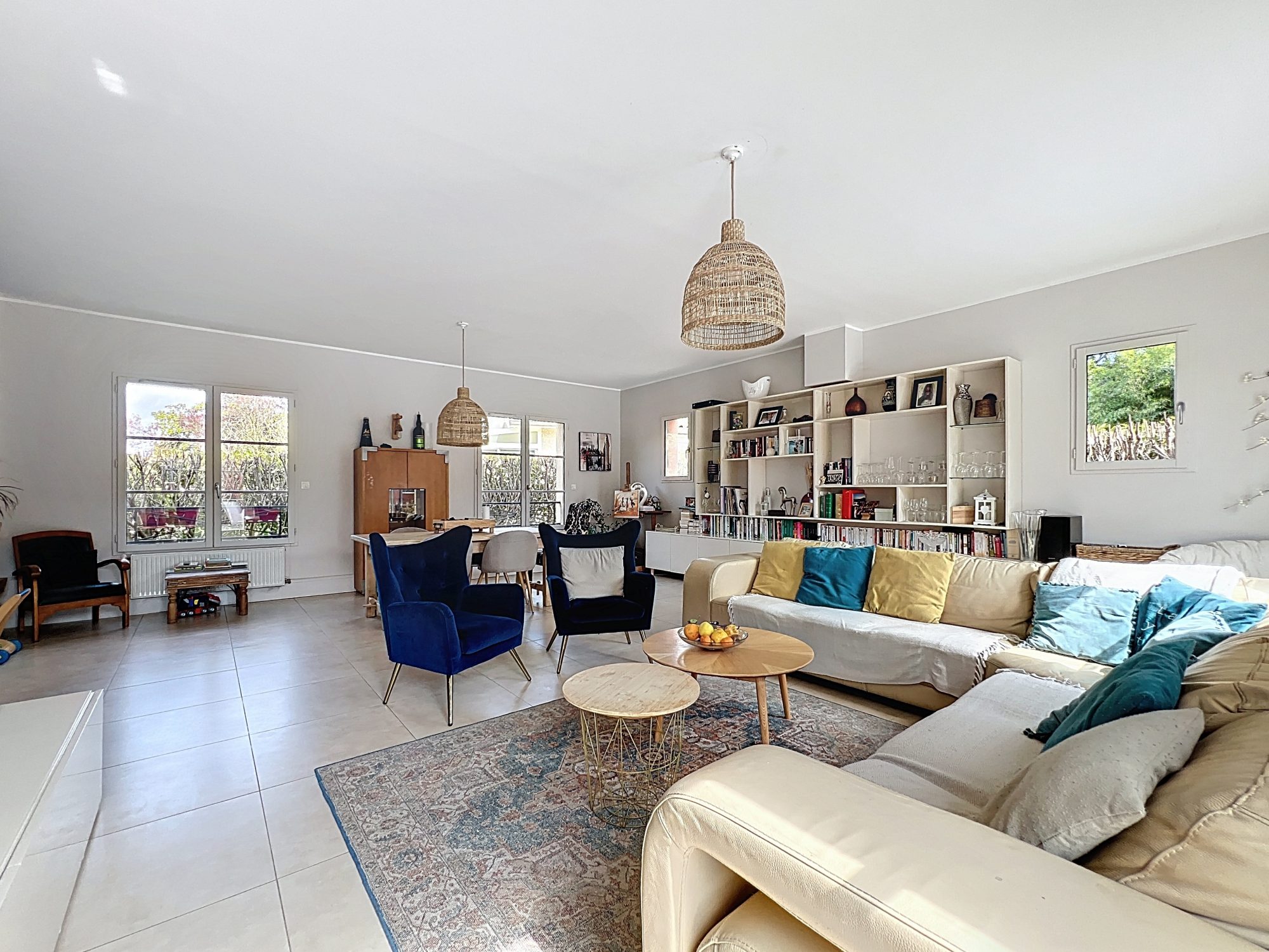 JOLIE MAISON STYLE BASTIDE AU COEUR DU VILLAGE AVEC JARDIN, PISCINE ET POOL HOUSSE Civrieux 01390