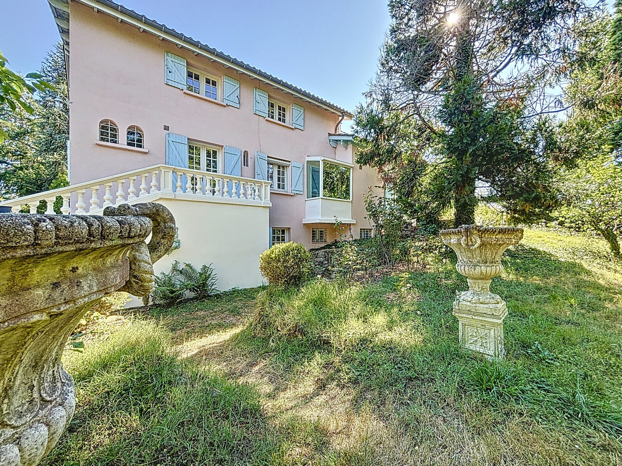 Villa de 278 m² habitable + sous-sol complet, 9 pièces, 6 chambres, terrain arboré de 3000 m² avec piscine. Brignais 69530