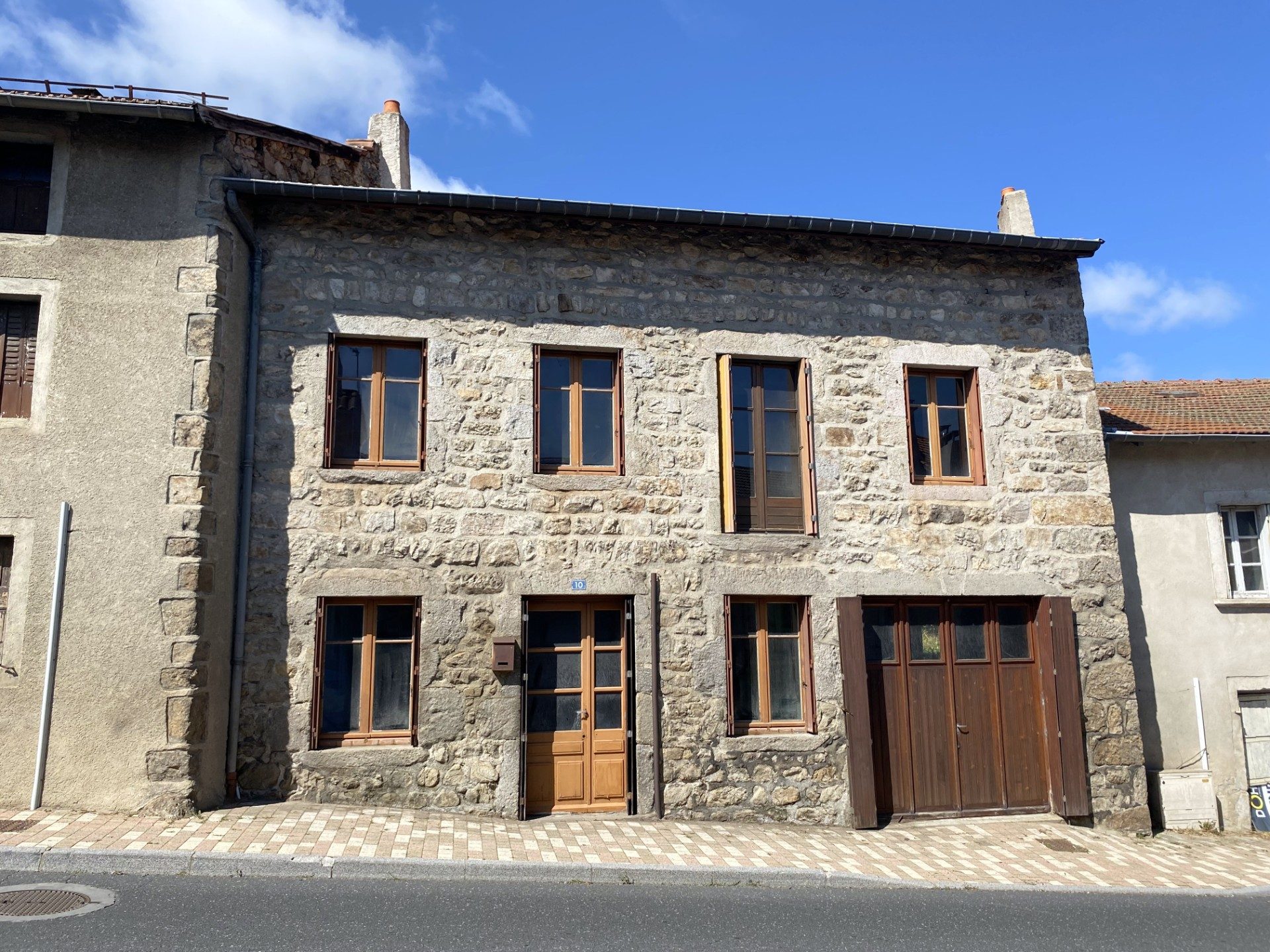 Maison de ville avec dépendance et terrain attenant