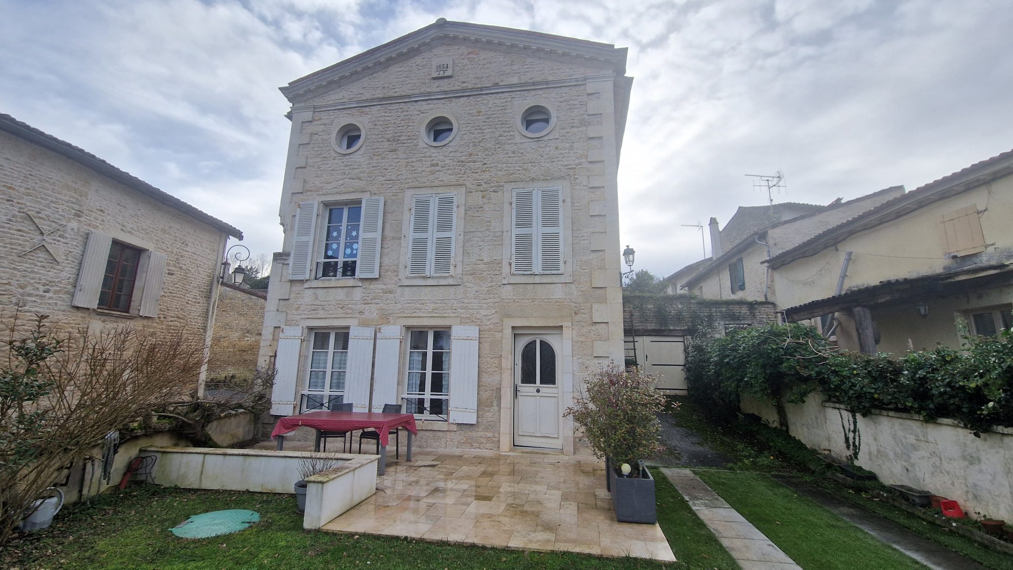 Maison - 8 pièces - 185 m² - Saint-Gelais (79410)