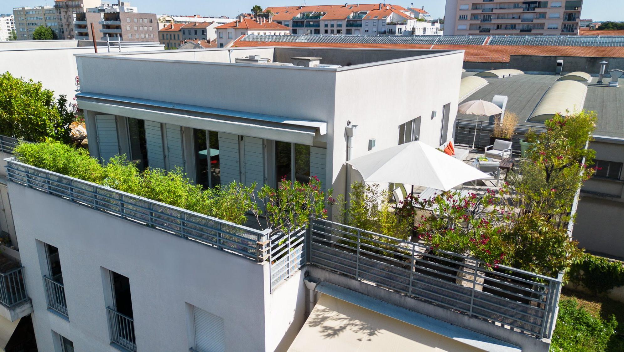 SOUS OFFRE - T4 et bureau en attique, dernier étage, 130 m² de terrasses