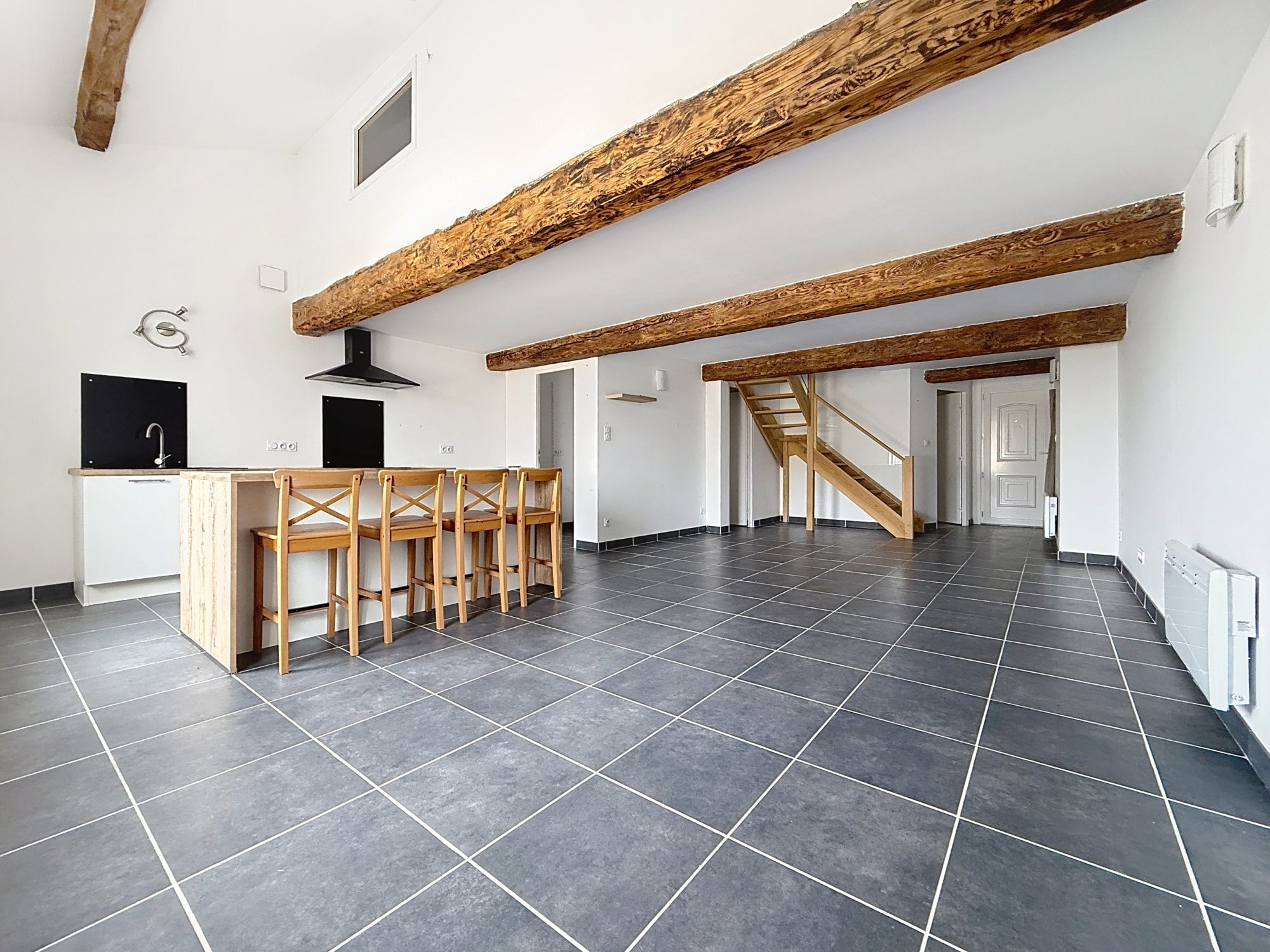 Duplex lumineux de 75 m² avec cachet de l’ancien – Thoissey Thoissey 01140