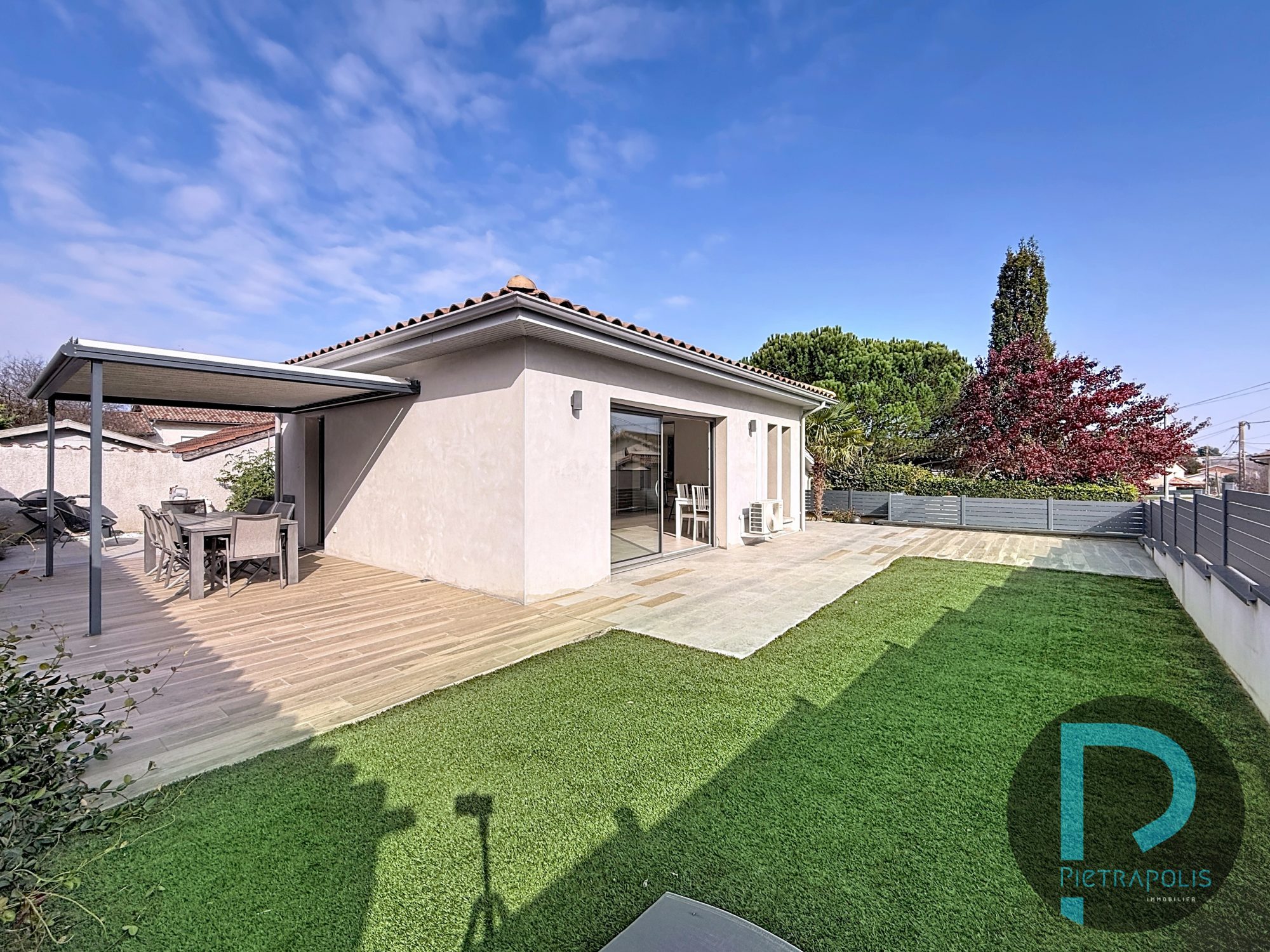 Maison de plain-pied de 92m² - 3 chambres - Terrain de 371m² - garage - 3 places de parkings Chaleins 01480