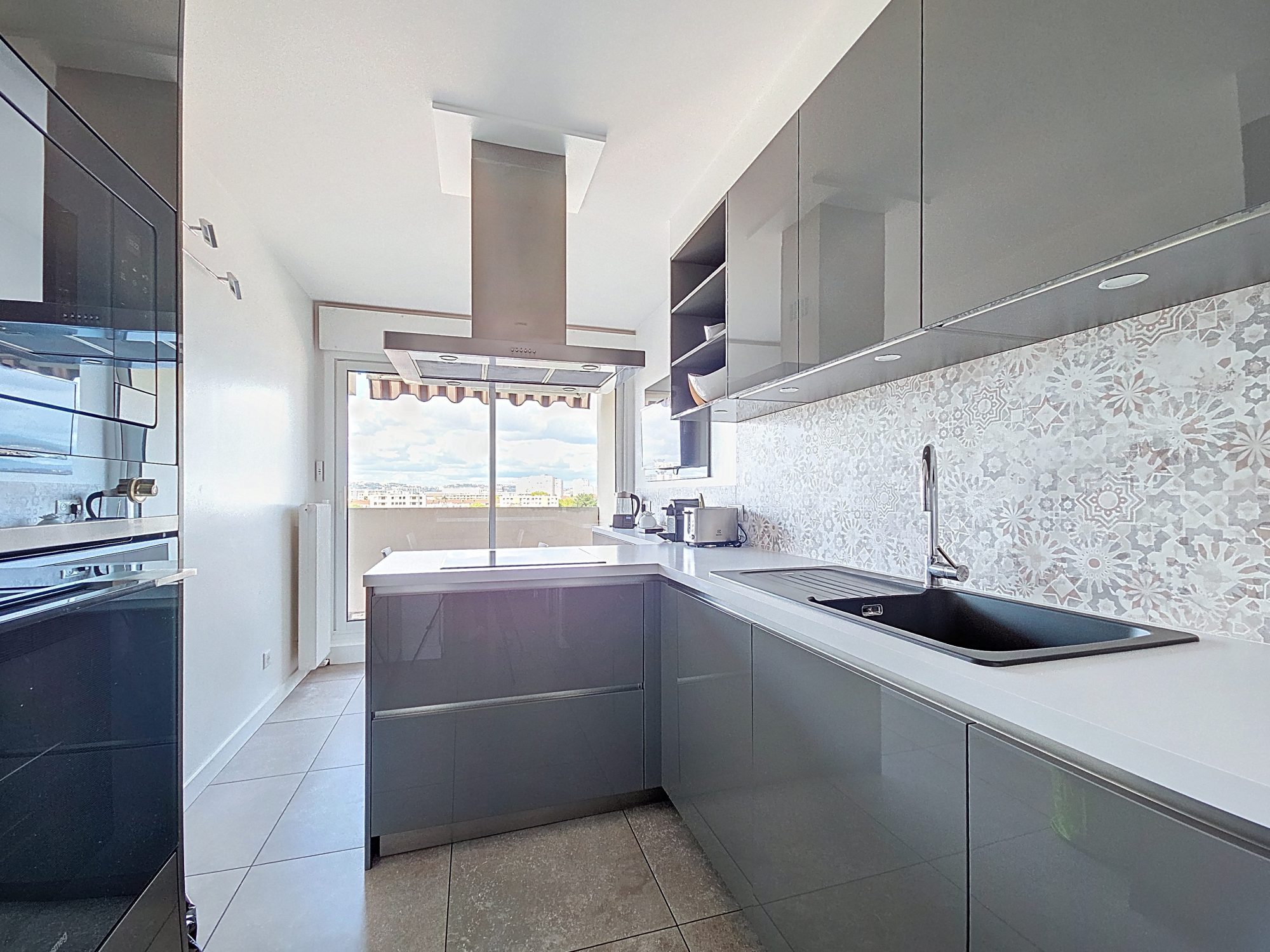 96 M2 AU DERNIER ETAGE EN EXCELLENT ETAT Lyon 69008