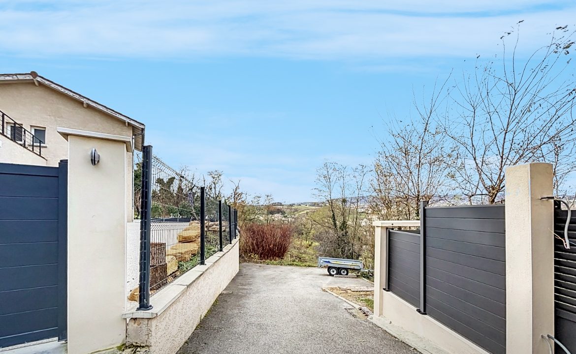 Maison de 116 m² - jardin de 250m² et balcon 6 m² - garage 2 places Porte des Pierres Dorées 69640