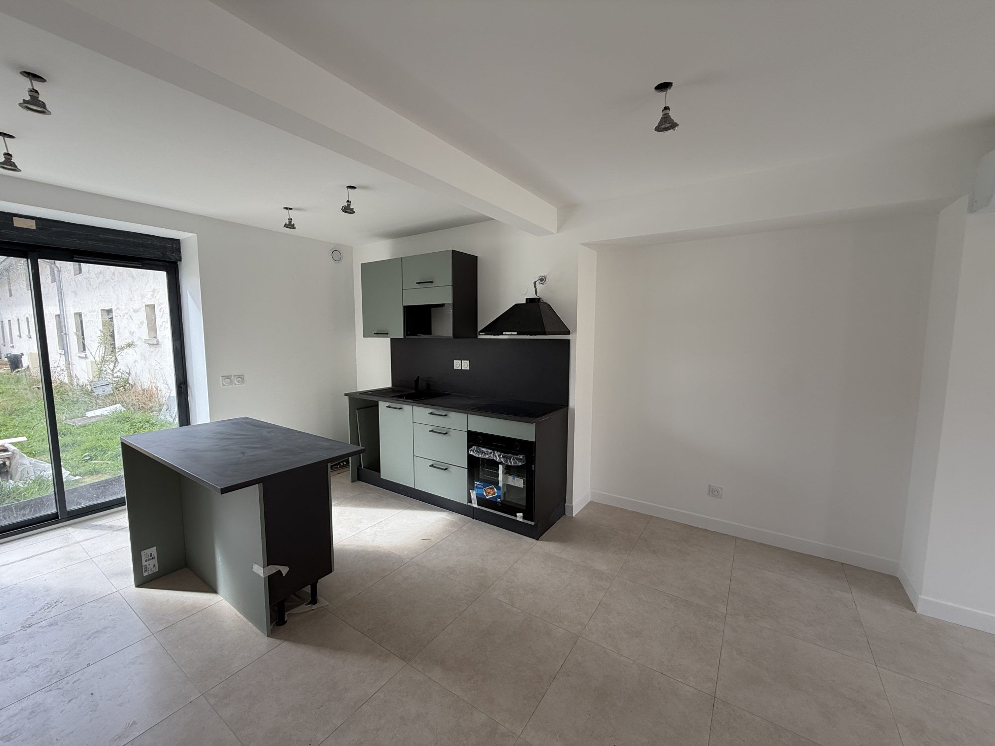Appartement en DUPLEX de 69m² - 2 chambres - 2 jardins - 3 places de parkings Romans 01400