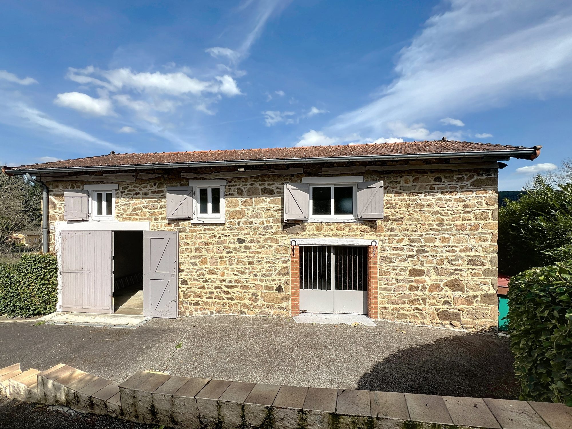 MAISON - 2 CHBRES – JARDIN – DEPENDANCES - SOUS SOL Saint-Vincent-de-Reins 69240