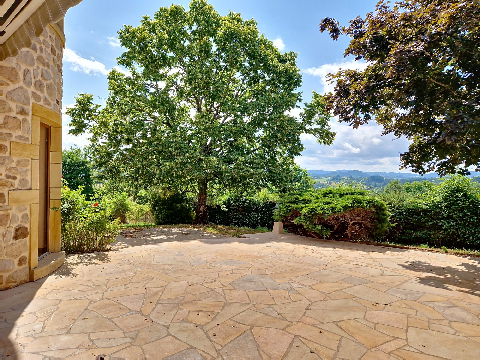 Maison familiale + dépendance pro – Vue dégagée, activité sur place possible ! La Clayette 71800