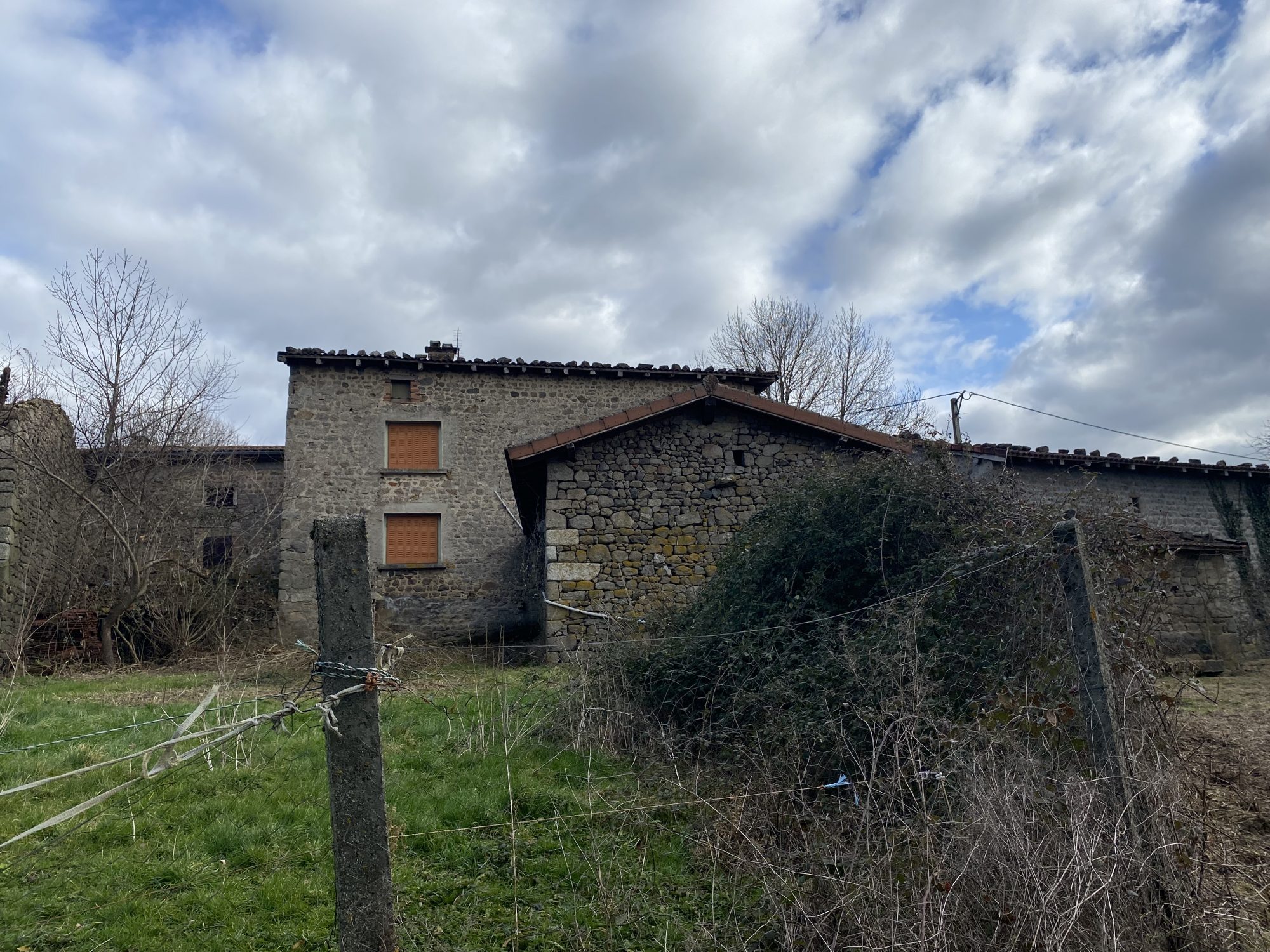 Ensemble immobilier avec maison, deux granges, et bergerie