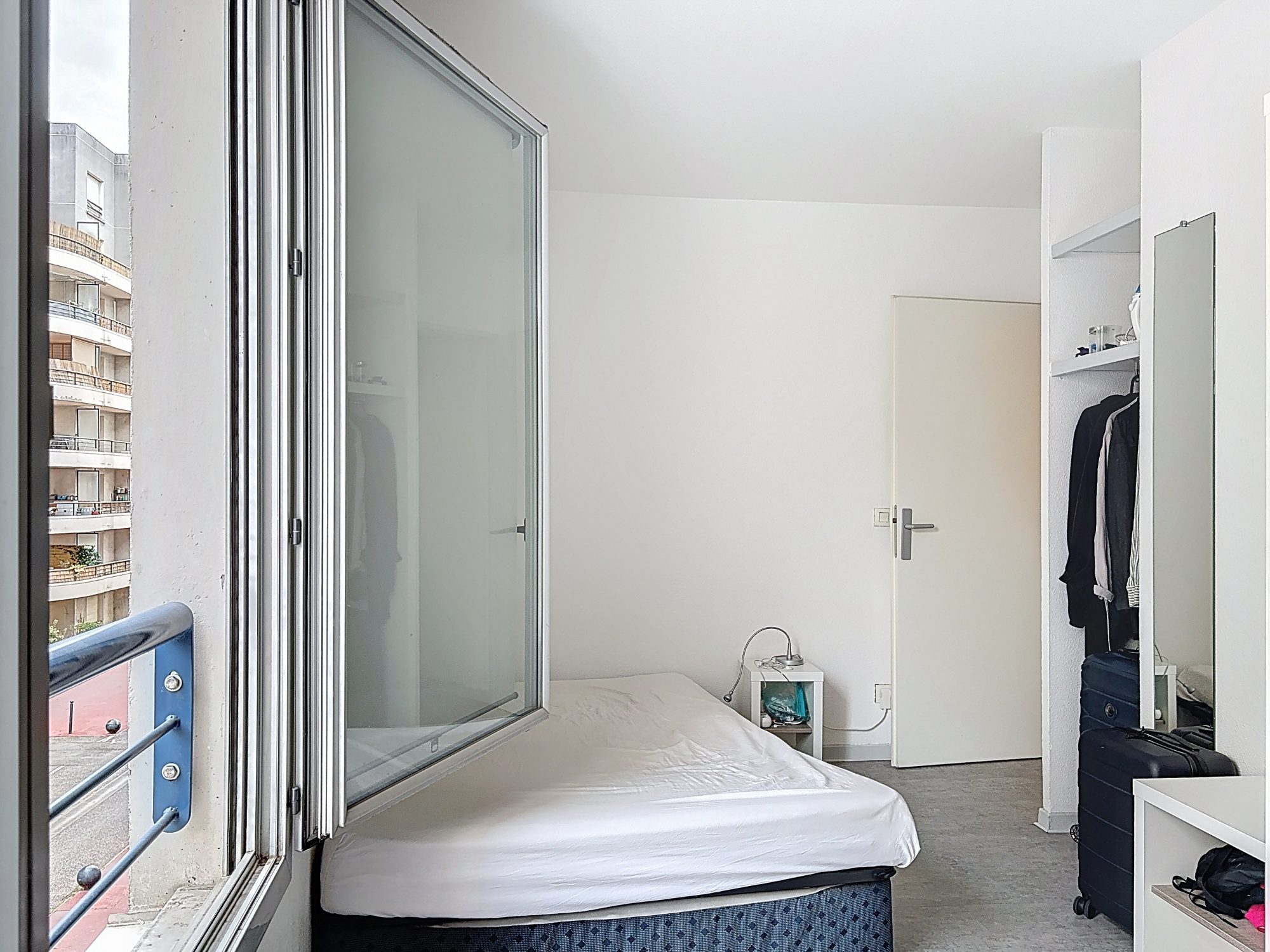 SOUS COMPROMIS - studio libre de bail à vendre métro Garibaldi (ligne D)