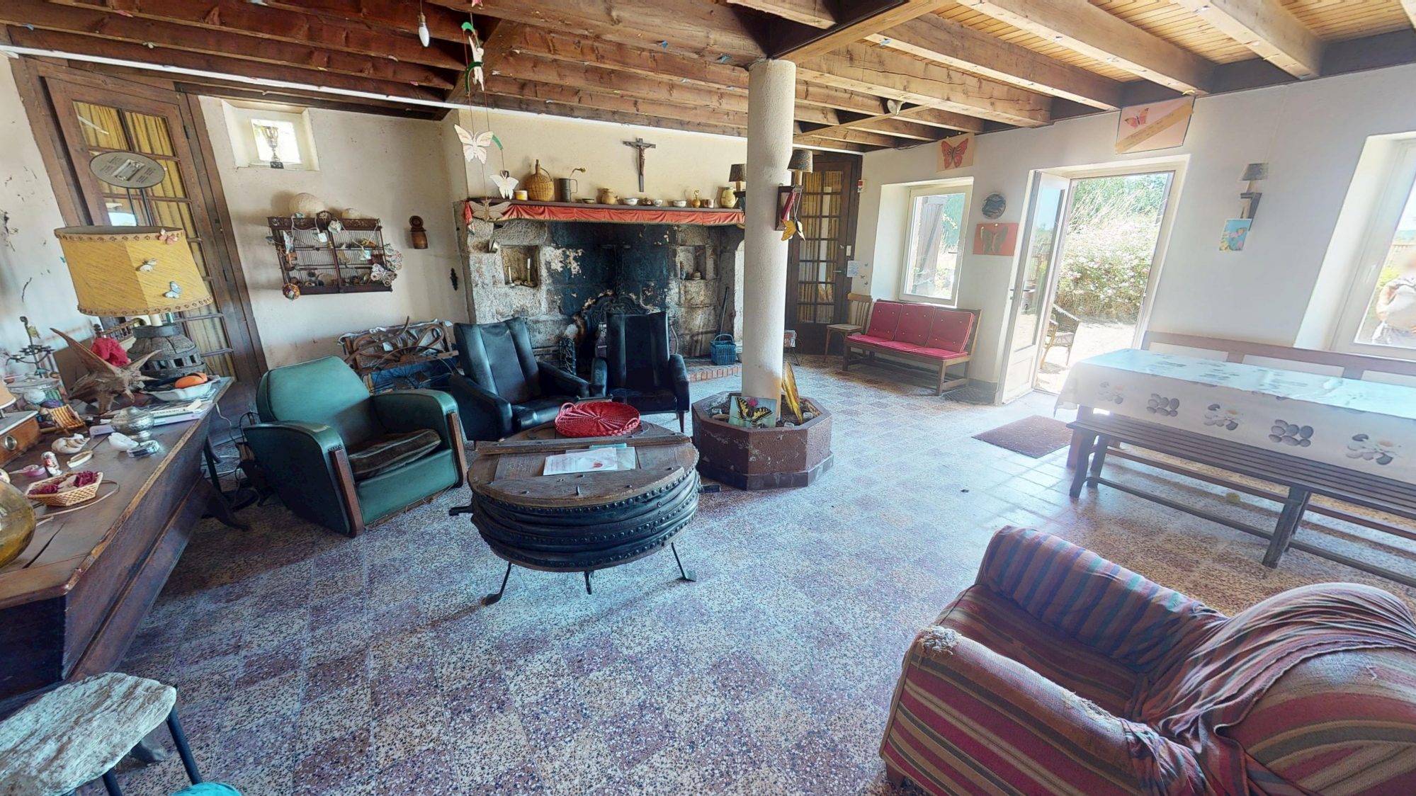 Ferme à rénover sur 1 hectares 5 de terrain constructible Usson-en-Forez 42550