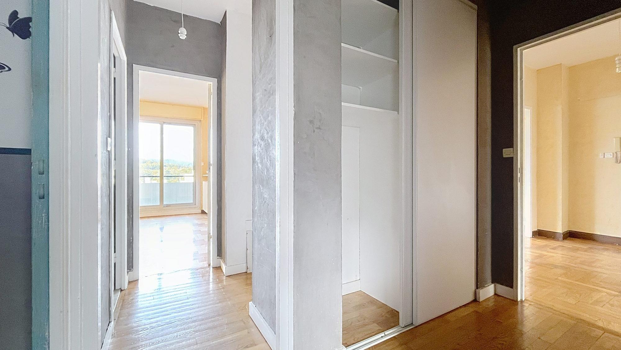 Appartement traversant 92 m² carrez– Étage élevé, vue dégagée, fort potentiel Sainte-Foy-lès-Lyon 69110