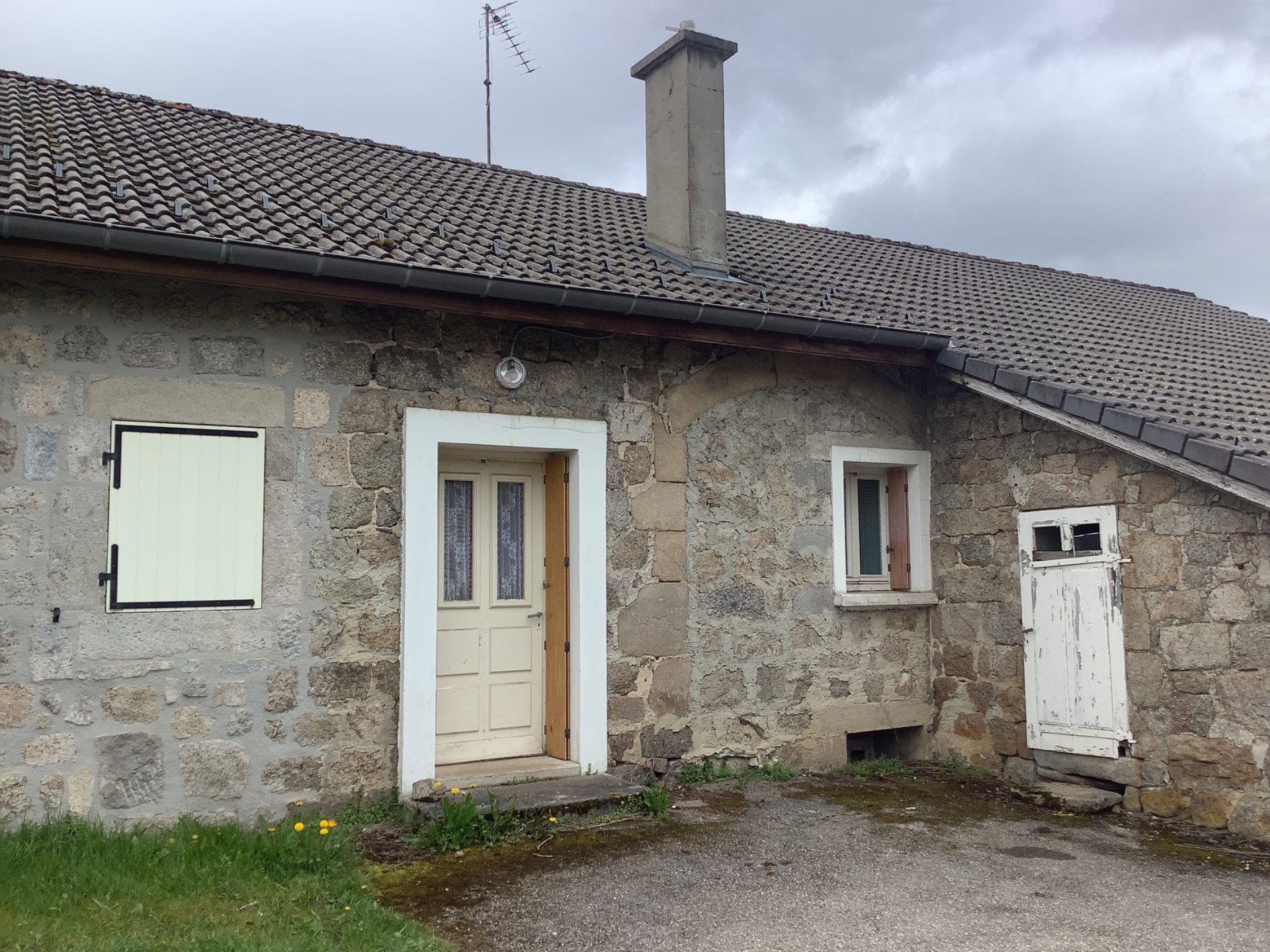 Maison en pierres mitoyenne avec garage et terrain d’environ 857 m2 Tence 43190