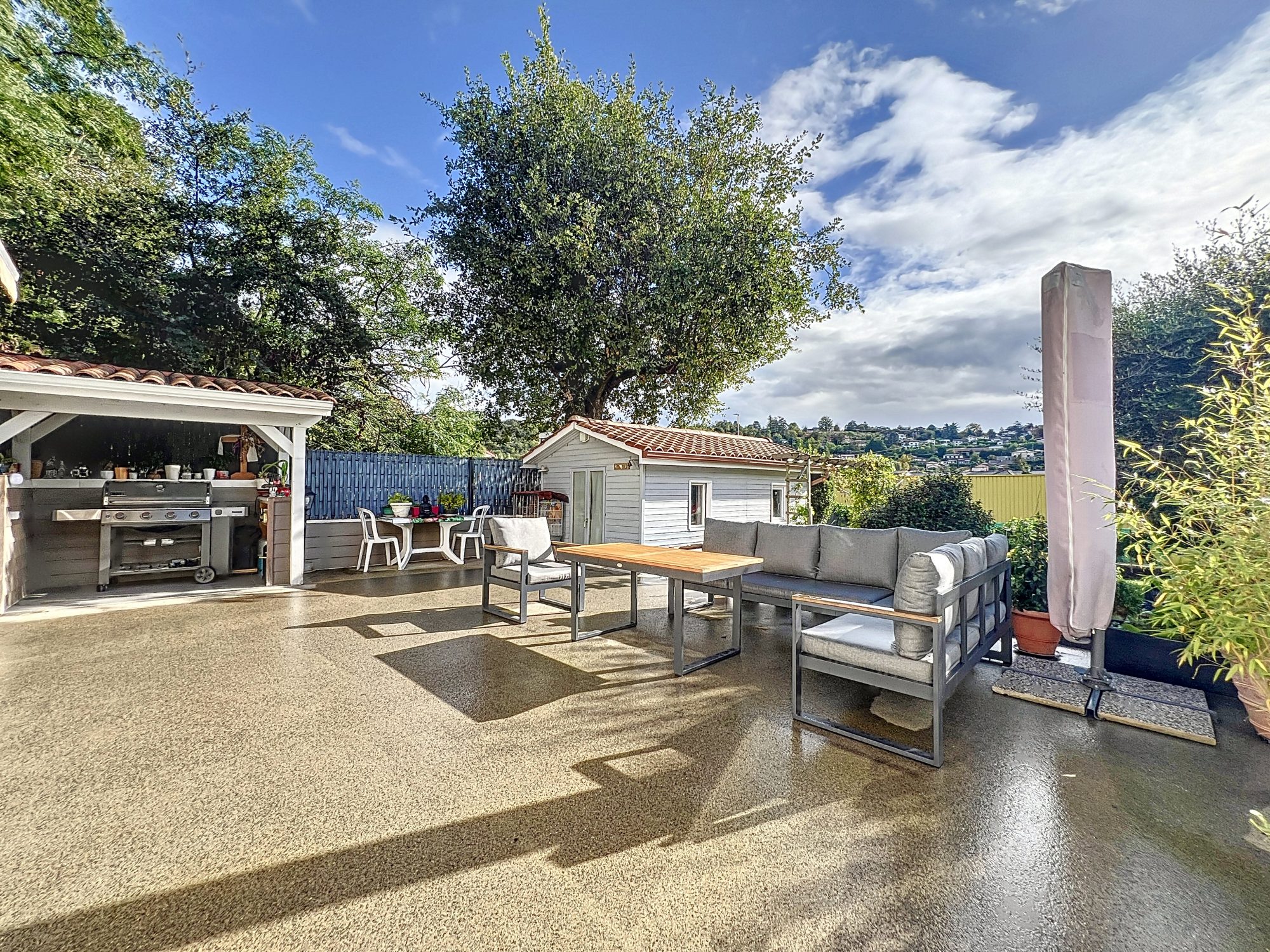 A NEUVILLE SUR SAONE, JOLIE MAISON DE 160m2 AVEC GARAGE SUR 1100m2 DE TERRAIN Neuville-sur-Saône 69250