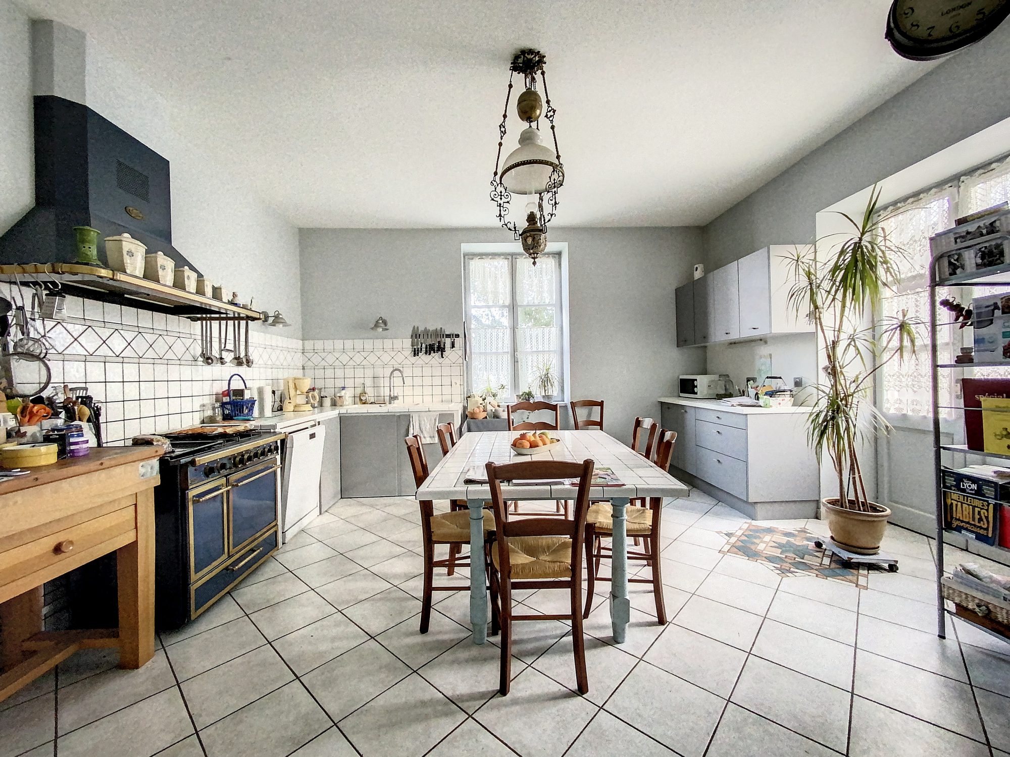 Propriété Familiale 270 m² Habitables avec cave voûtée et potentiel à développer Au Coeur du Beaujolais Villefranche-sur-Saône 69400