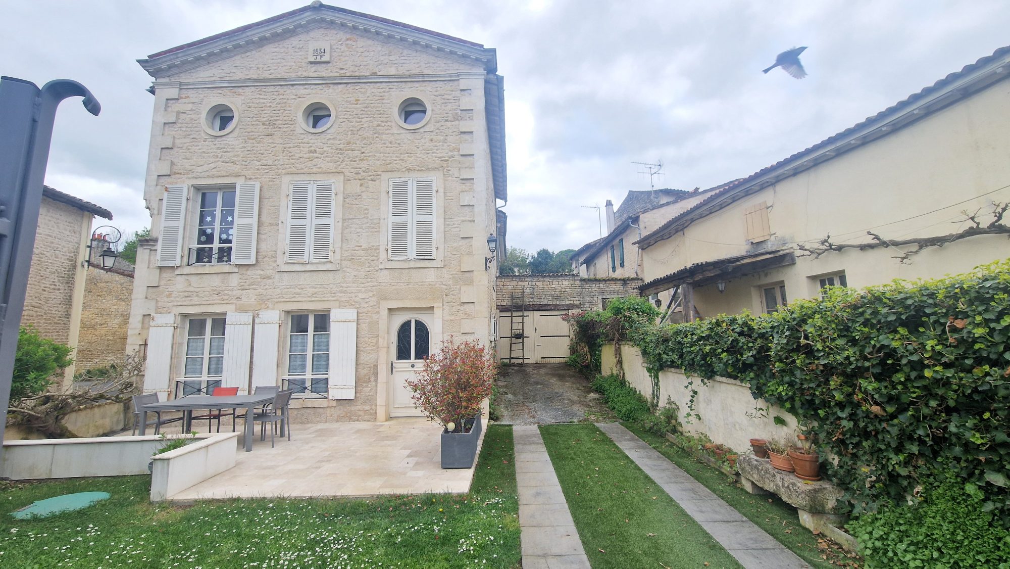 Maison - 8 pièces - 185 m² - Saint-Gelais (79410)