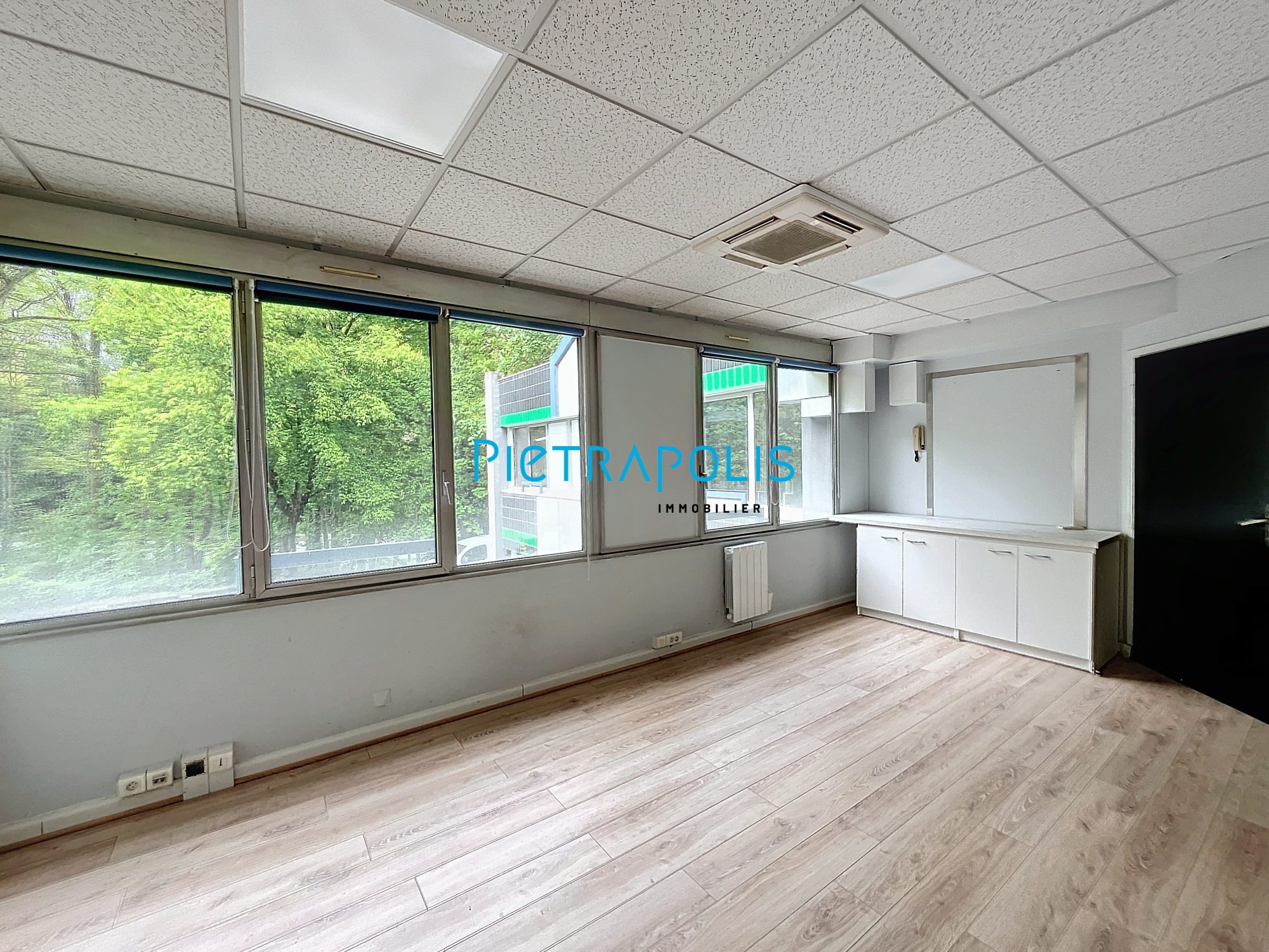 Bureaux 76m² - LISSIEU - emplacement idéal