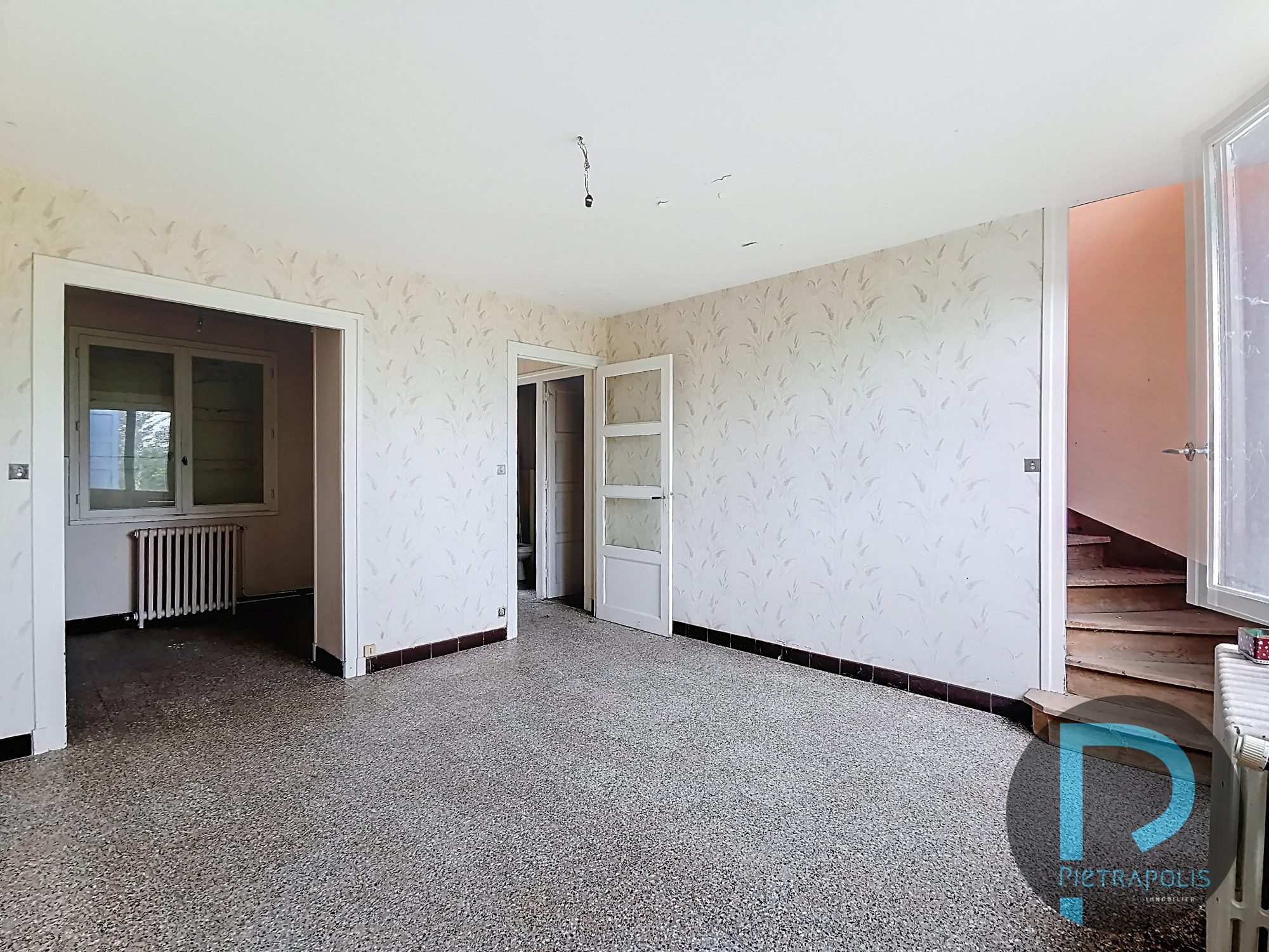 PROPRIETE avec  8 logements à rénover Bergesserin 71250