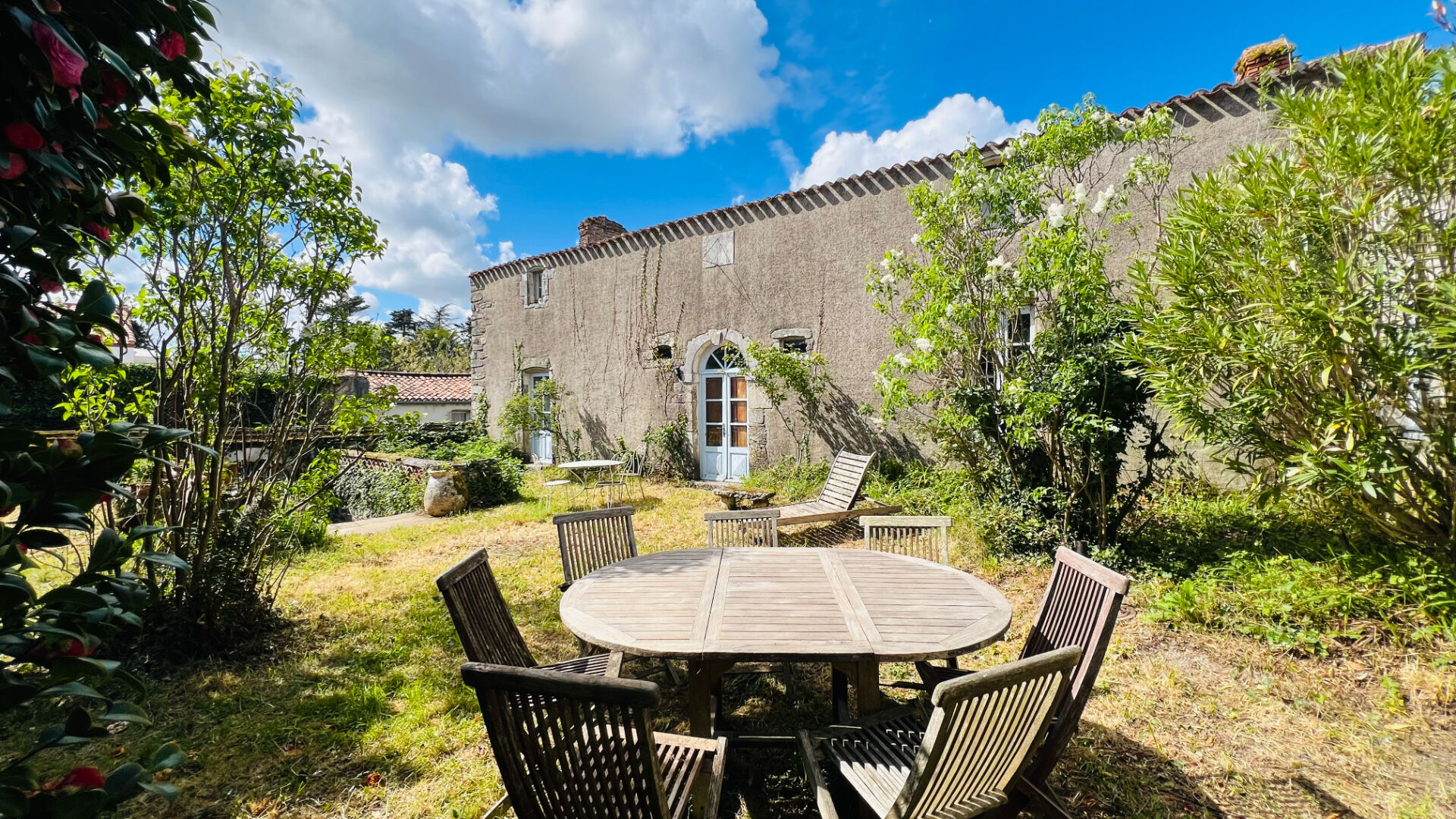 Prieuré en pierre à rénover, 4 chambres, patio, piscine APREMONT 85220