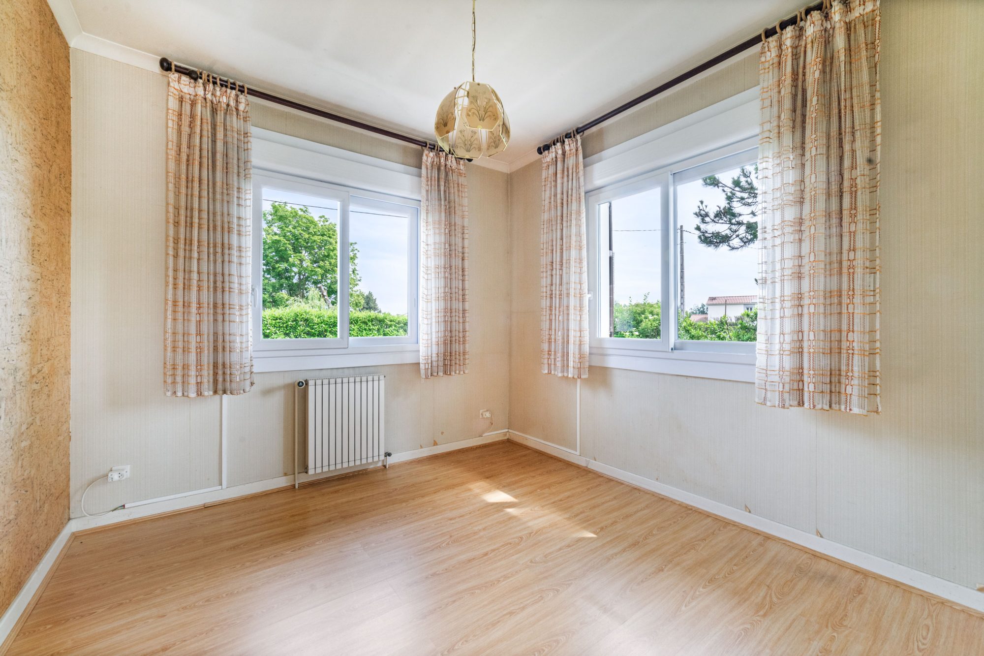 Maison de 300m2, terrain de 2596m2 à Sainte Euphémie. Sainte-Euphémie 01600