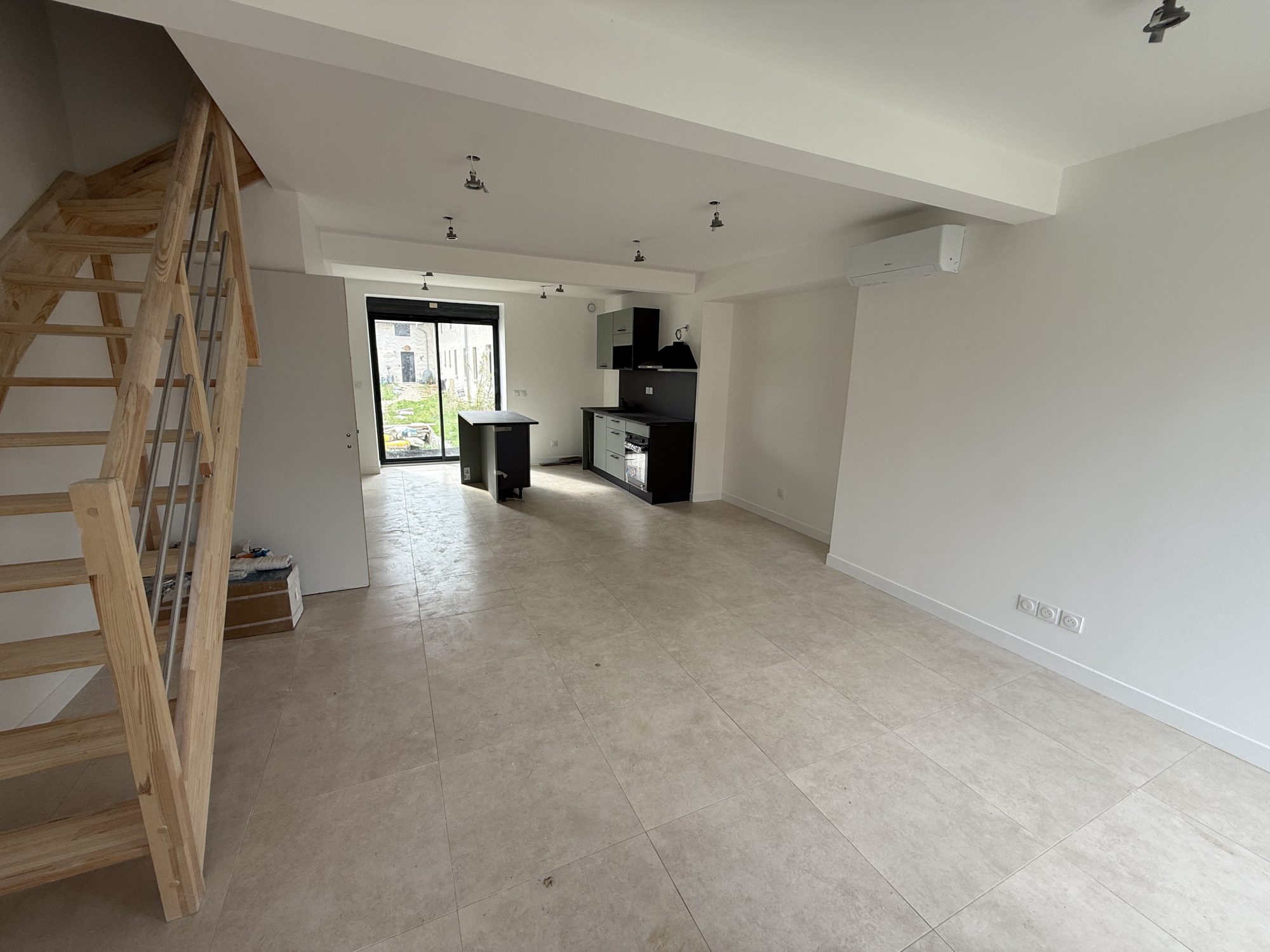 Appartement en DUPLEX de 69m² - 2 chambres - 2 jardins - 3 places de parkings Romans 01400