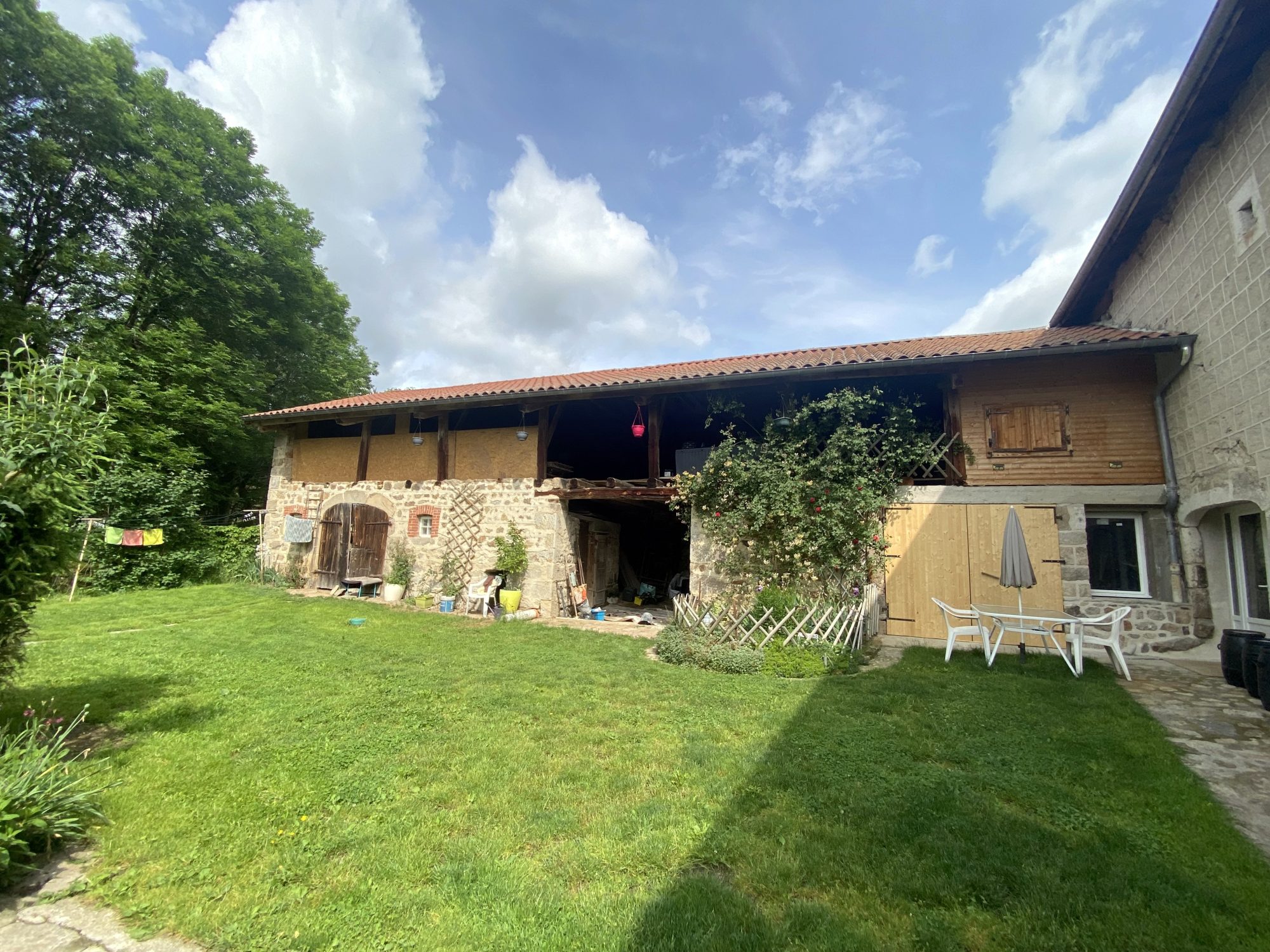 Ferme en pierres rénovée sur terrain attenant Sauvessanges 63840