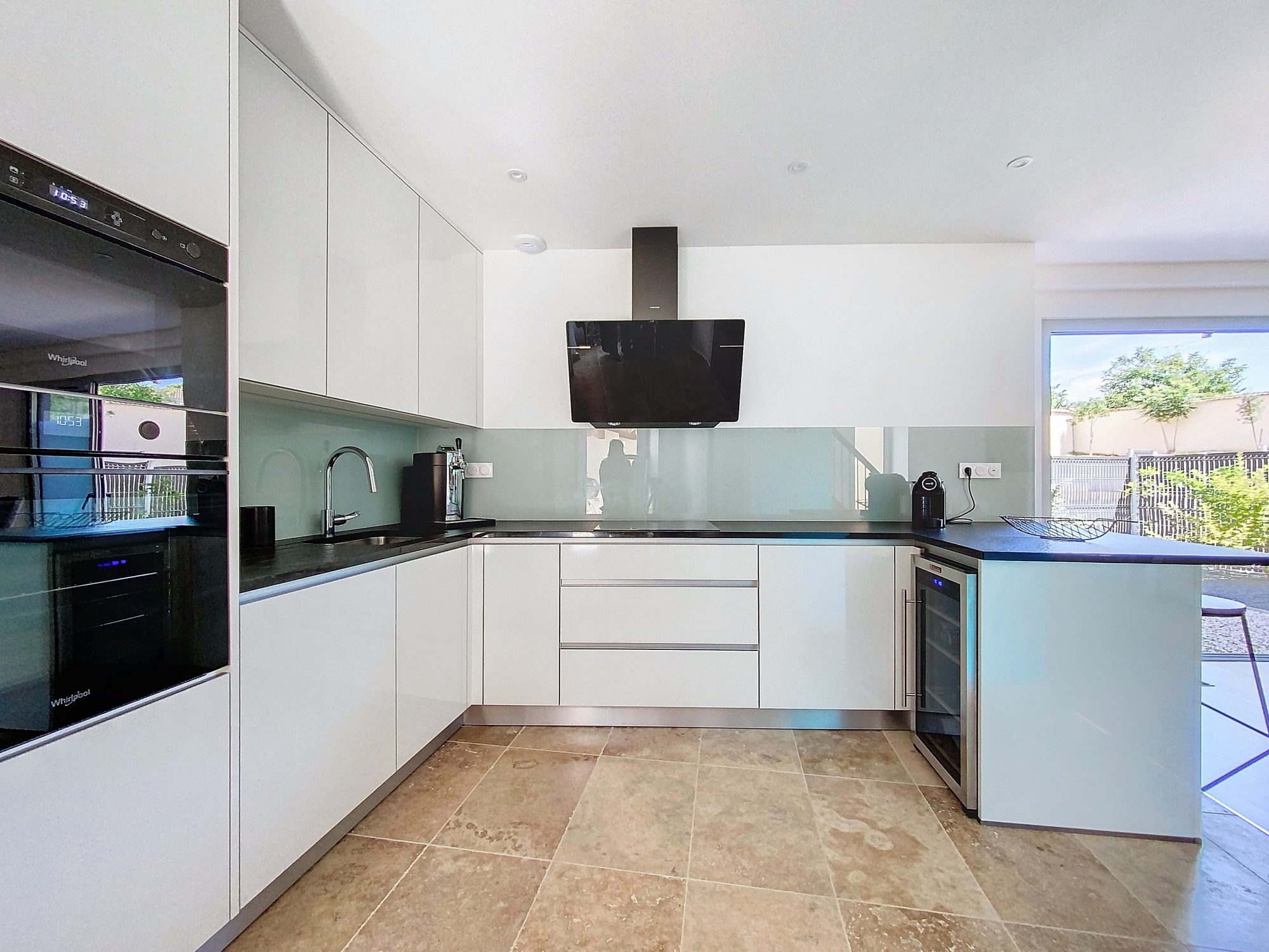 SUR LES HAUTEURS DE GENAY - AU CALME - APPARTEMENT T3 DUPLEX ENTIEREMENT RENOVE AVEC 2 PLACES DE PARKING ET 2 TERRASSES -DANS RESIDENCE FERMEE Genay 69730