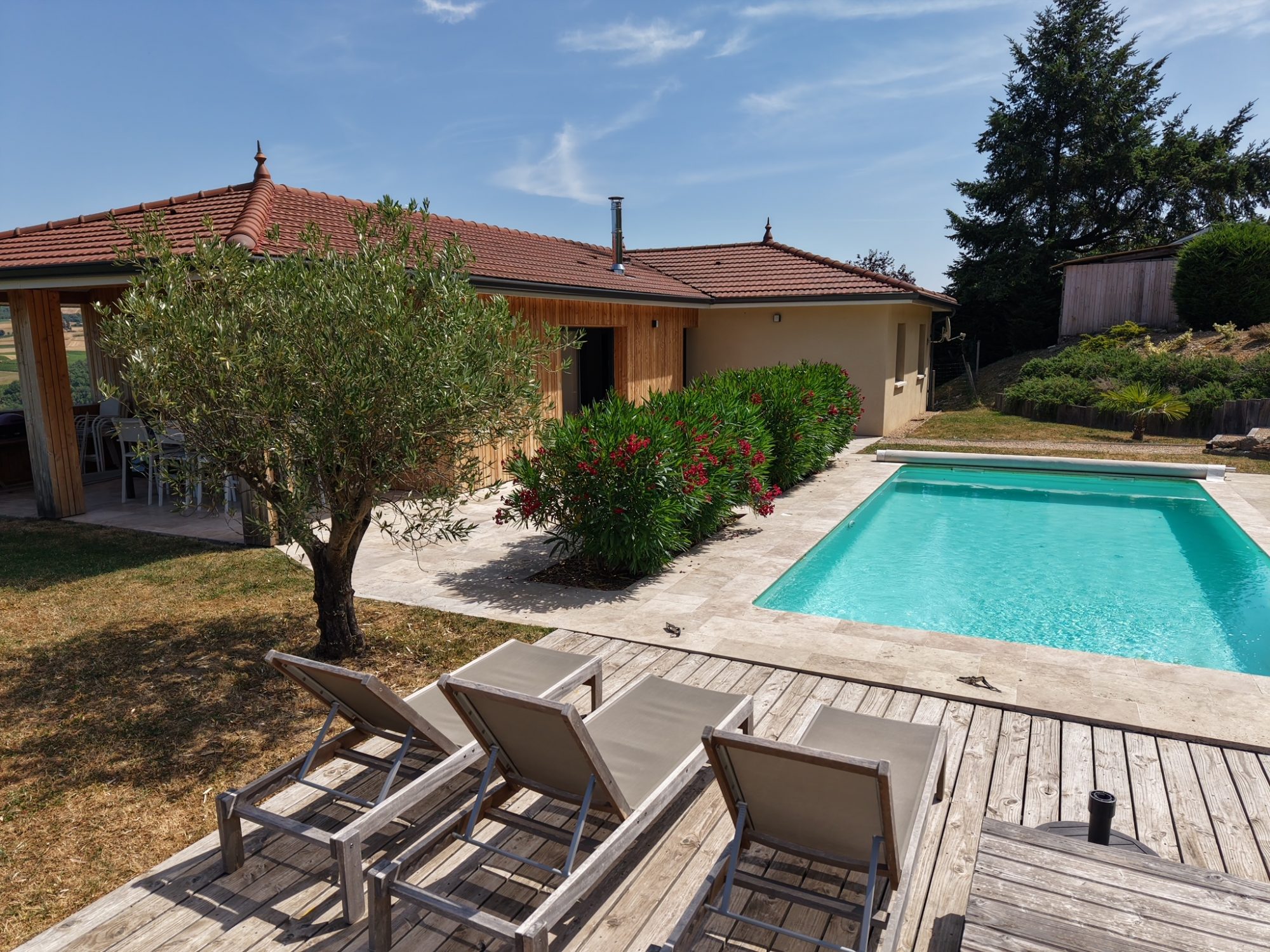 Maison moderne clé en mains de 2013 de type T5, 2500 m² de terrain,  belle pièce de vie, cuisine meublée équipée,  4 chambres, piscine 8x4 chauffée Vindry-sur-Turdine 69490