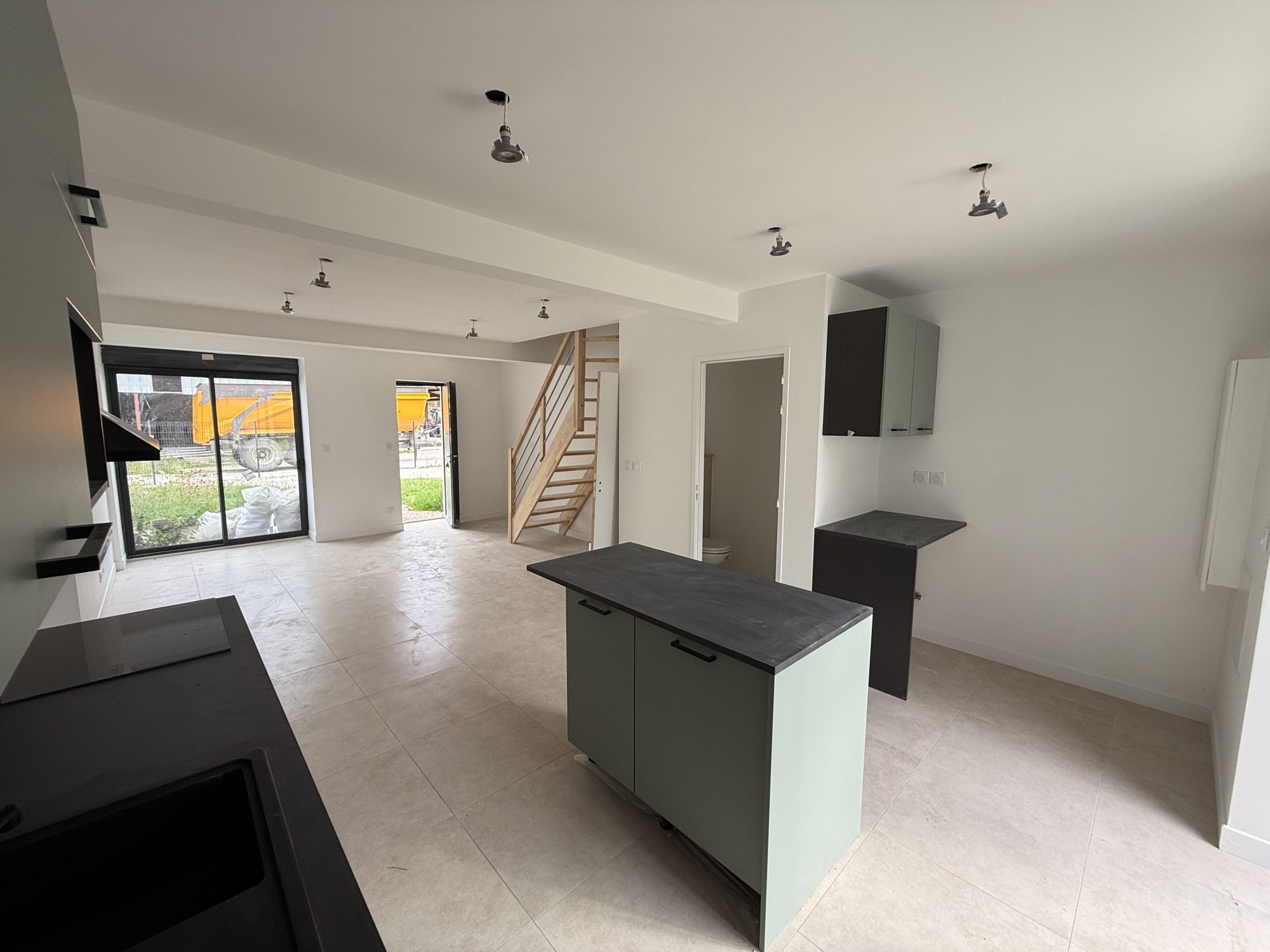 Appartement en DUPLEX de 69m² - 2 chambres - 2 jardins - 3 places de parkings Romans 01400