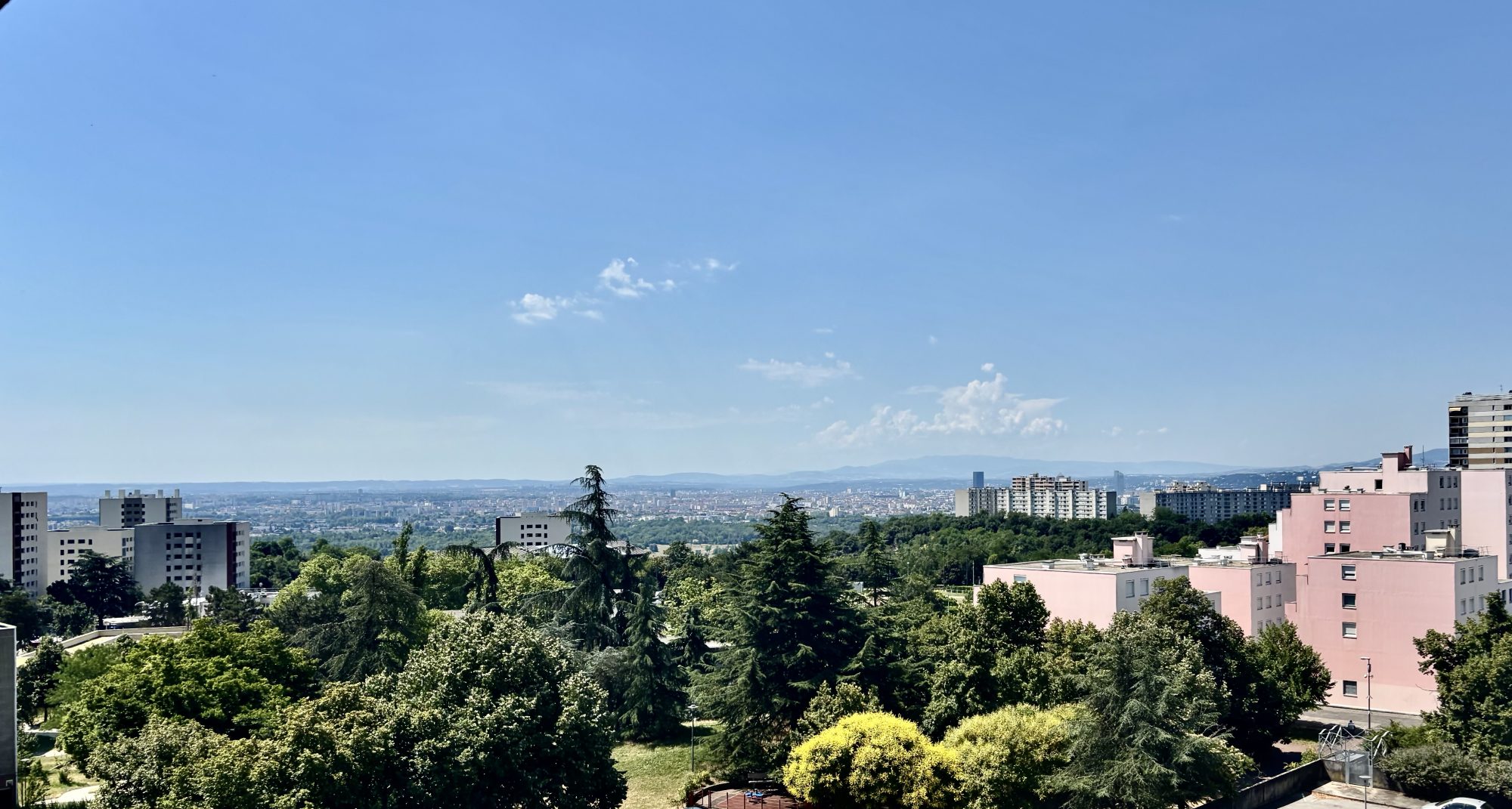 T4 familial de 113 m2 - fort potentiel - vue dégagée - balcons, cave et garage