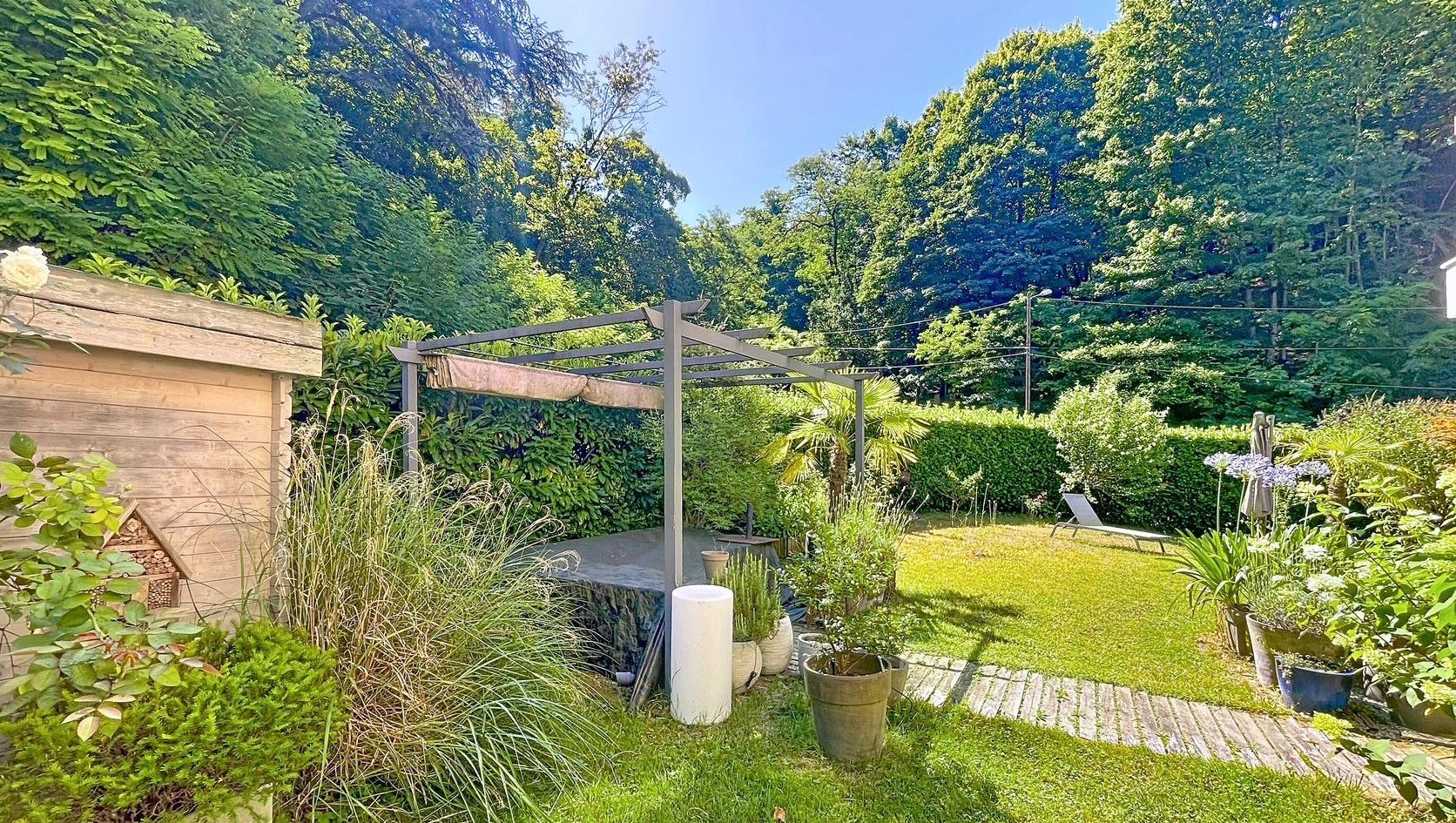 REZ DE JARDIN - T5 de plain pied de 116 m² - terrain privé de 400 m² piscinable. Caluire-et-Cuire 69300