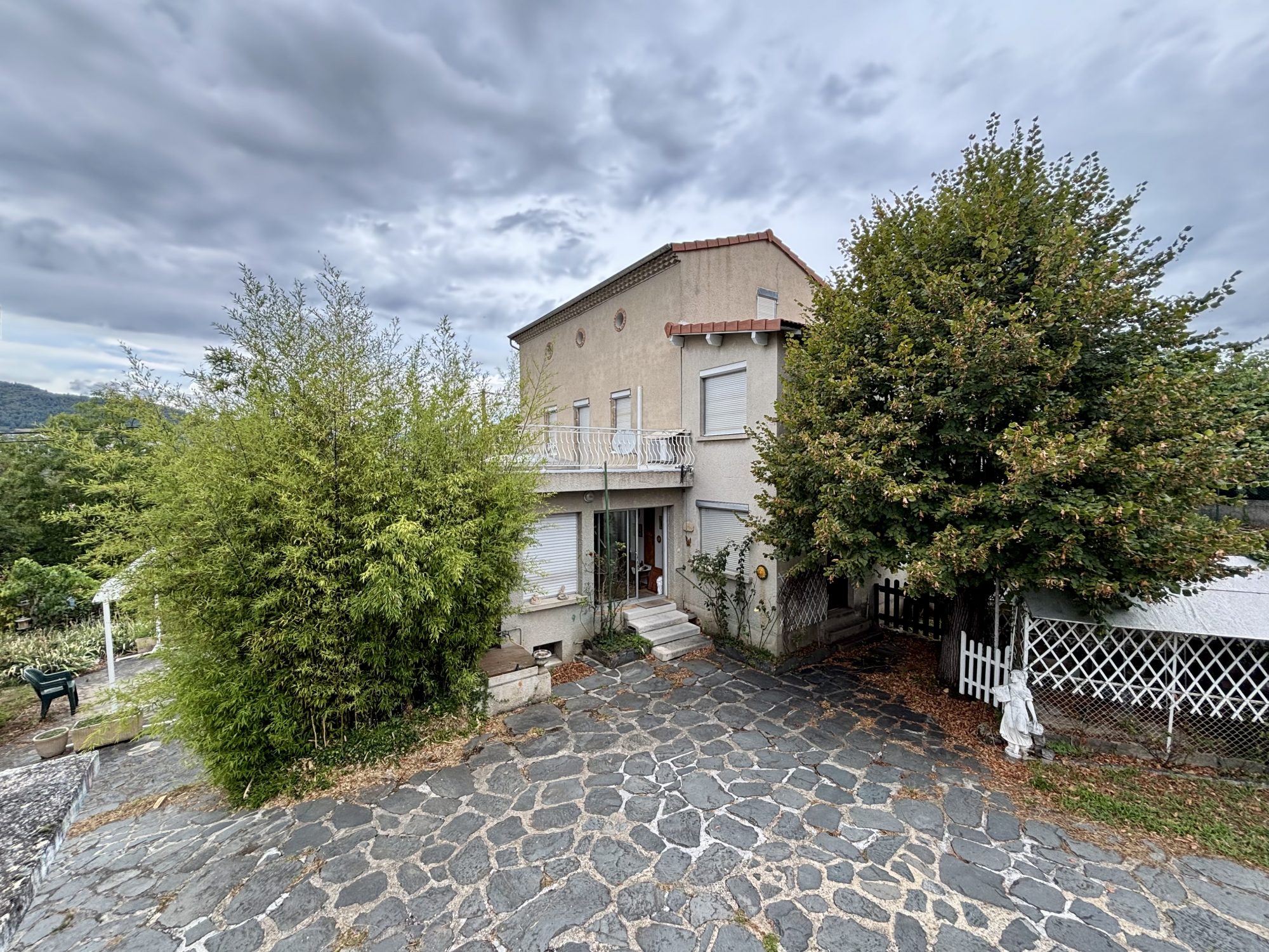 Maison avec dépendances sur un terrain constructible