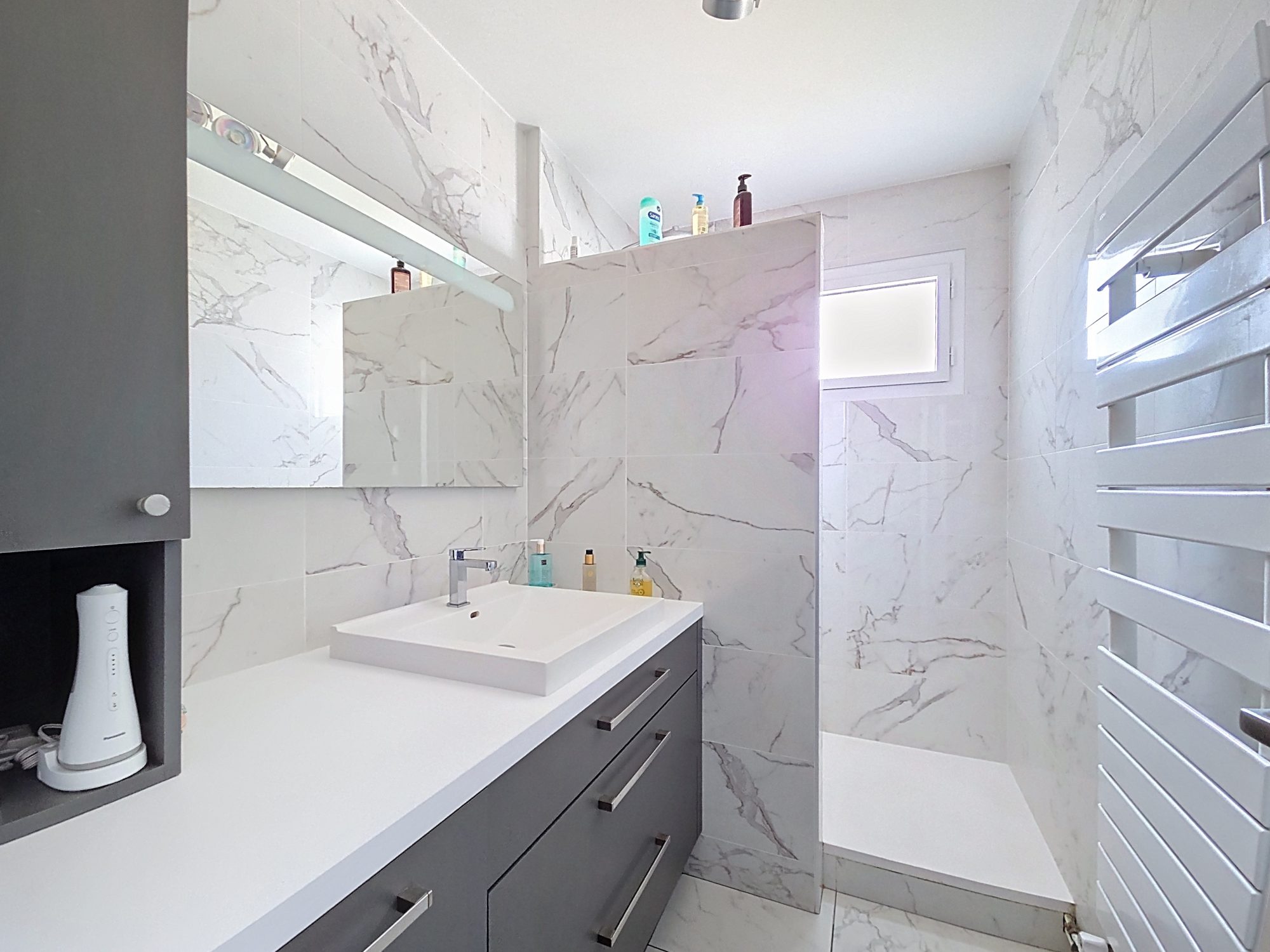 96 M2 AU DERNIER ETAGE EN EXCELLENT ETAT Lyon 69008