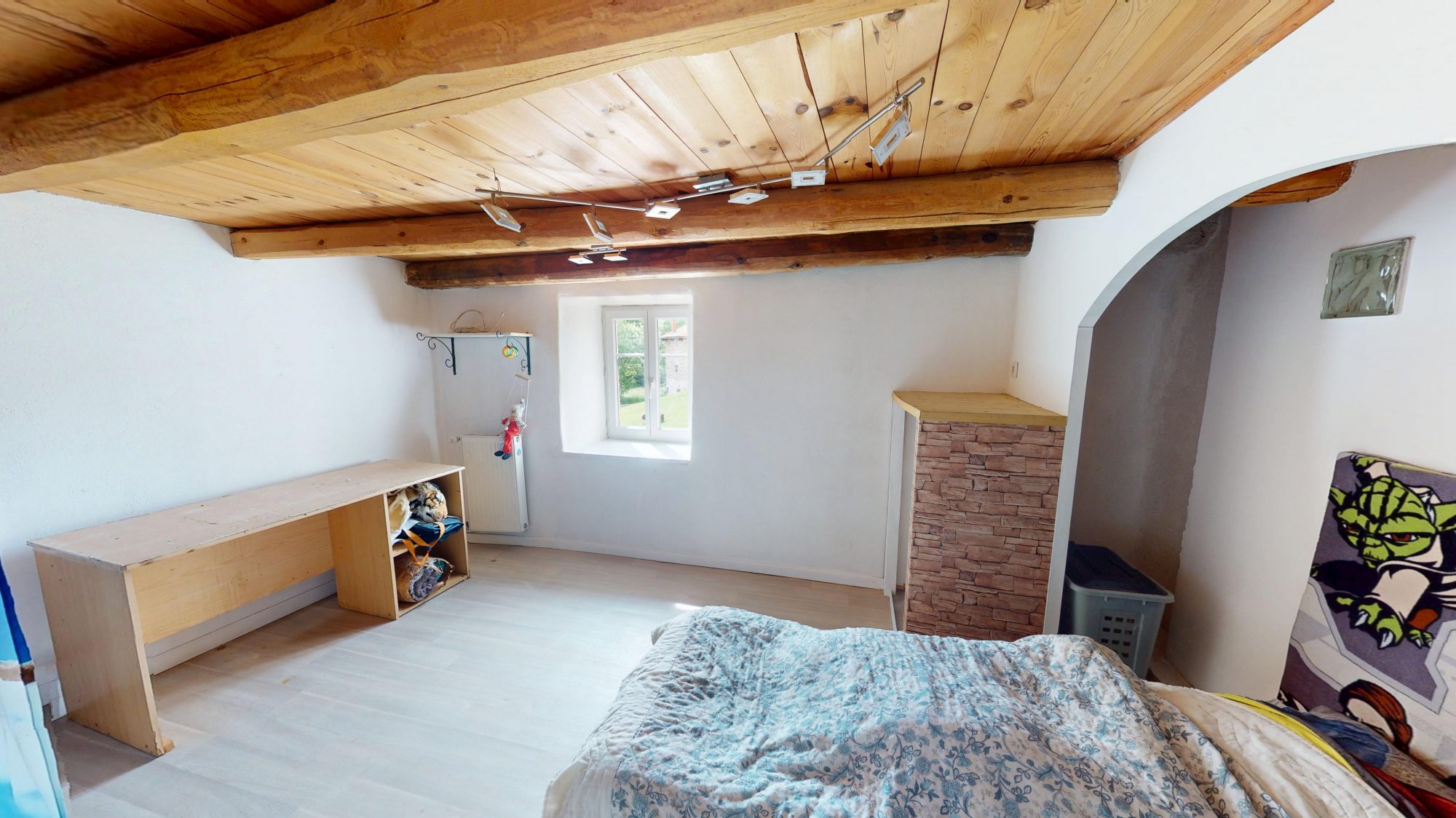 Ferme en pierres rénovée sur terrain attenant Sauvessanges 63840